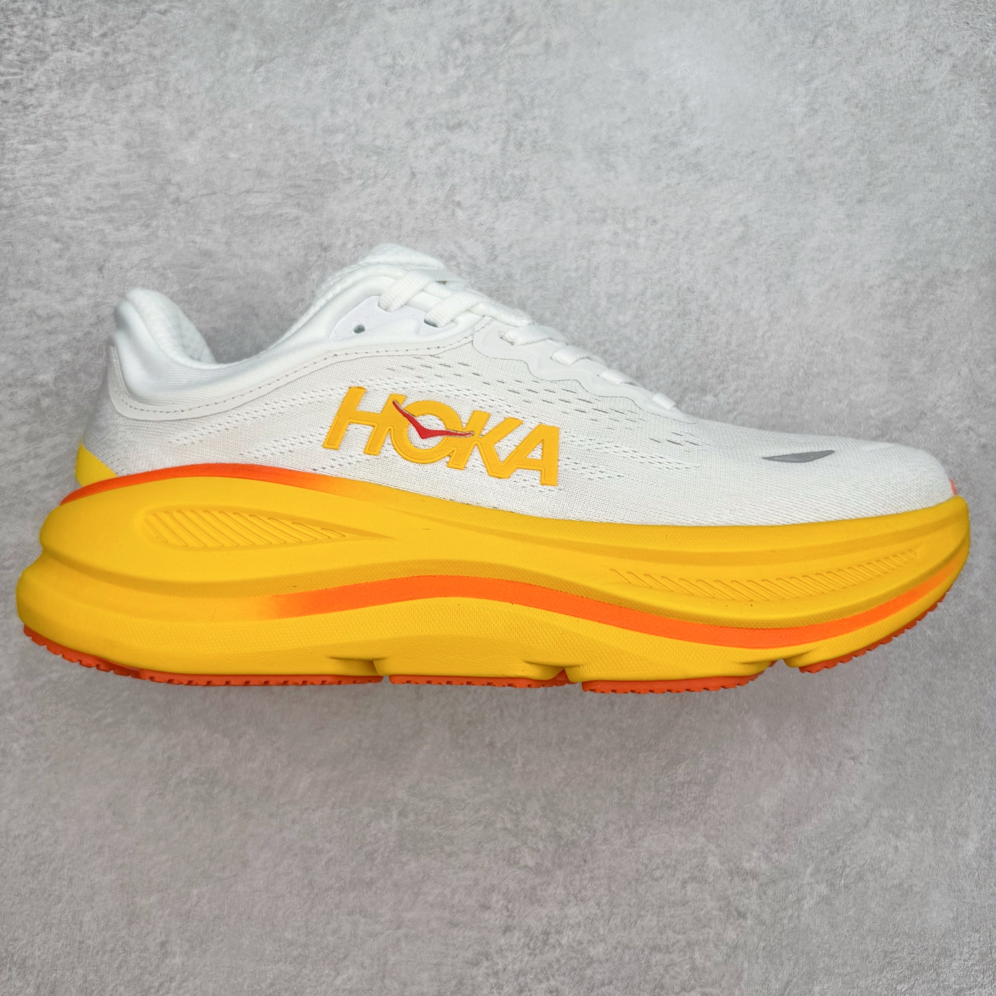 HOKA ONE ONE Bondi 9 WIDE 邦迪九代舒适防滑耐磨低帮休闲跑步鞋 HOKA ONE ONE是来自美国的跑步鞋知名品牌，创立于2009年，始终致力于为所有跑者提供更新、更好的跑步装备。相比常规跑鞋，HOKA ONE ONE特别研发使用性能独特的几何形跑鞋中底，此种鞋底更厚、更高、回弹性也更好，除了卓越的缓冲性能，它还能內各种阶段的跑者带来更具动感、更加稳定的跑步体验。HOKAONE ONE从设计之初就清楚意识到，要保证跑者步幅的均匀一致，双脚自然而然的运动至关重要。尺码：36 36.5 37.5 38 38.5 39 40 40.5 41 42 42.5 43 44 44.5 45-选品中心