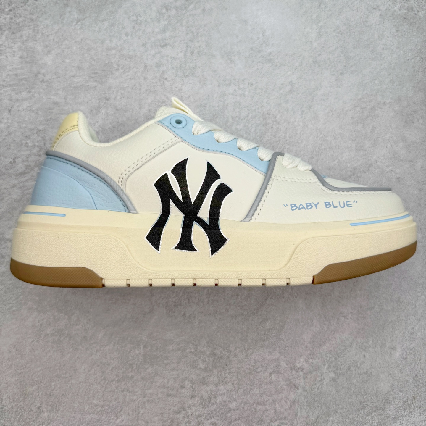 MLB Chunky Liner Basic 复古印花学长鞋系列低帮轻量增高厚底百搭休闲运动慢跑鞋板鞋 Korea韩国联名NY美国榄球纽约洋基队限定 韩国代购专供 全套原楦原纸板原厂数据开发 正确中底拉帮中底网布细节 平台代购专供 左脚内置芯片 韩国代购吊牌标贴 独家一比一RB+MD组合大底 高频后跟小人Logo精准对位立体饱满 正确网布加超迁鞋面 转印中底走线紧密 转印Logo工艺表层防刮不掉色 尺码：35 36 36.5 37.5 38 38.5 39 40 40.5 41 42 42.5 43 44 45-选品中心