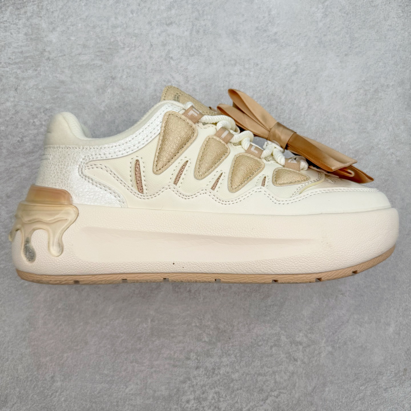 FILA CARROT 2 斐乐萝卜鞋2.0 经典百搭休闲 防滑减震耐磨低帮板鞋 传承了 FILA 的百年基因，融入年轻运动及潮流文化，成为引领变革、创新突破的一代。以“1+N” 的跨界合作模式重现经典的同时创造经典。带来最出其不意的跨界合作惊喜。同时，FILAFUSION把FILA 的 DNA 融入到定制体验里，你可以随心制造厲于你的产品。FILA FUSION 的鞋家族涵盖了老爹鞋、跑步鞋、网球鞋、季节款。风格复古新潮，满足了时尚人士出行及各类运动的搭配需求，成为当下年轻人筷拥的鞋类品牌之一。FILA FUSION 走进年轻人的世界，通过年轻人运动，街舞，滑板，篮球，展现 FILA FUSION 的潮流态度和年轻文化。FILA FUSION 认为末来属于引领变革、创新突破的年轻一代，让我们一起构成 FILA 未来的蓝图吧！尺码：35.5 36 36.5 37.5 38 38.5 39 40-选品中心