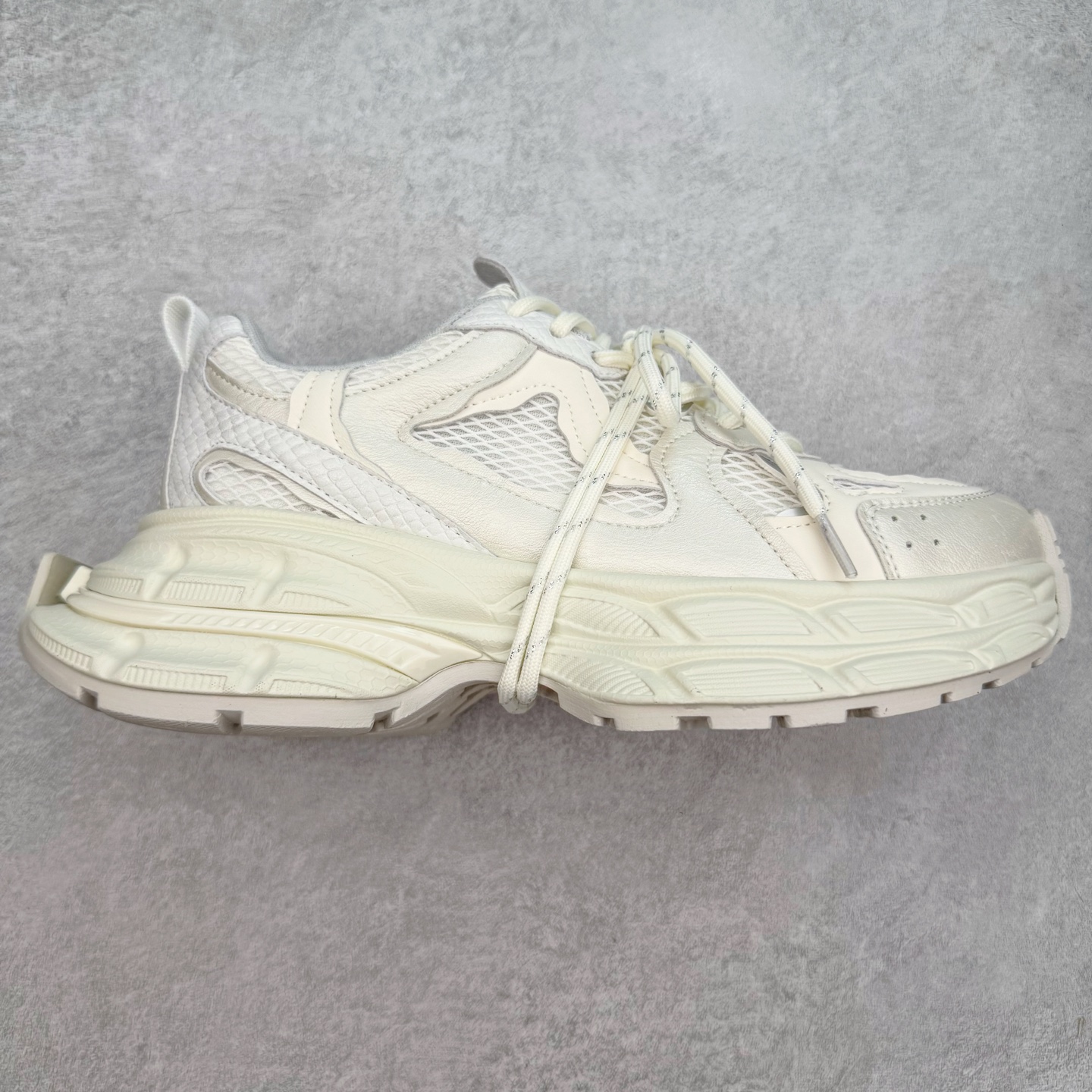 GG-CC Chunky Low百搭休闲运动厚底增高老爹鞋系列 广东大厂出品 完美细节 25ss春季新款厚底增高 大长腿 时髦look轻松定格 不费力展现率性氛围 高档银盒 酷帅机能风不规则设计大底 白银拼色造型设计 轻便舒适百搭 GGCC厚底增高简直就是小个子的快乐!不管怎么搭都好看~ 尺码:35 36 37 38 39 40-选品中心