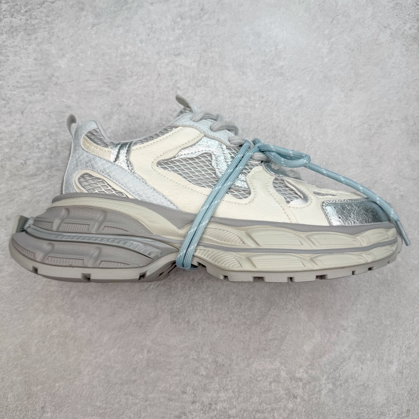 GG-CC Chunky Low百搭休闲运动厚底增高老爹鞋系列 广东大厂出品 完美细节 25ss春季新款厚底增高 大长腿 时髦look轻松定格 不费力展现率性氛围 高档银盒 酷帅机能风不规则设计大底 白银拼色造型设计 轻便舒适百搭 GGCC厚底增高简直就是小个子的快乐!不管怎么搭都好看~ 尺码:35 36 37 38 39 40-选品中心