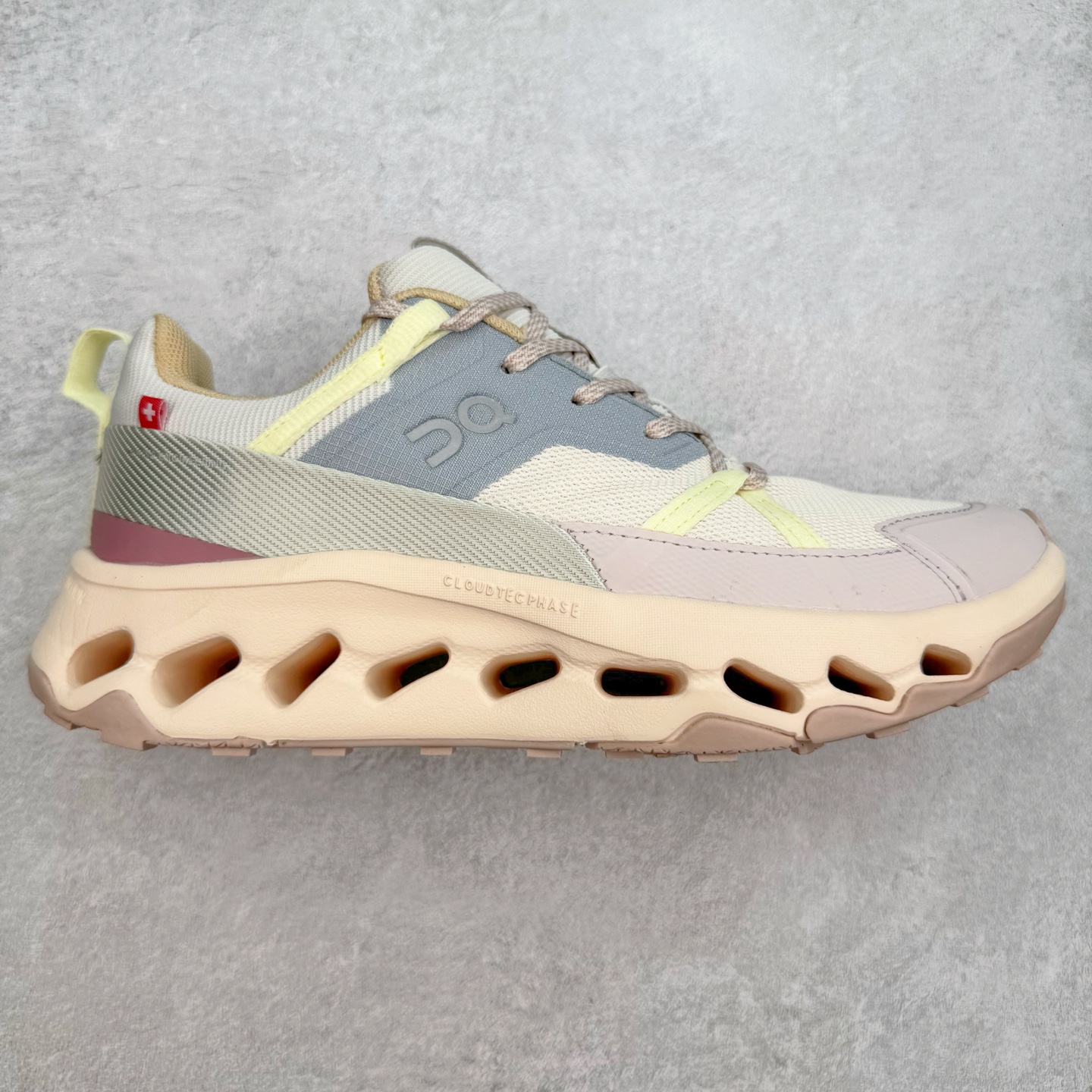 On昂跑 Cloudnova 轻量舒适织物回弹减震透气轻便耐磨防滑低帮休闲跑步鞋 昂跑运动品牌 开创于2010年 缓震着陆、强效回弹、轻柔质感的设计构思始终是ON研制关键 与此同时基于“为全球提供革新性的跑步感受”信念 陆续推出了多款跑鞋及其以专业运动人体跑步工程学为设计关键的功能性跑步服饰设备 让跑者不费力气地畅快畅跑 尺码：36 36.5 37.5 38 38.5 39 40 40.5 41 42 42.5 43 44 44.5 45-选品中心