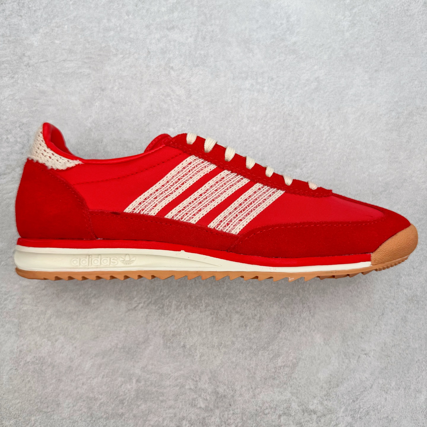 ＃HP纯原 AD Wmns SL72 OG 系列德训足球风百搭低帮休闲运动板鞋 JI2746 采用高弹EVA+MODEL+RB三层组合底 区别市面RB一体大底 三层组合鞋底重量与原鞋一致 Originals 将有「T 头鞋」造型的诞生于 1972 年的 SL72 鞋款复刻带回 各位买鞋又有新选择了 1972 年 SL72 问世后 引领了后来阿迪达斯的跑鞋发展方向 其中「SL」代表了 Super Light 彰显了产品轻便的特性 1972 年 SL72 问世后 引领了后来阿迪达斯的跑鞋发展方向 其中「SL」代表了 Super Light 彰显了产品轻便的特性 这次 Originals 延续其轻质经典的基因 带来男女两款 SL72 男生款带来 SL72 RS 鞋型 RS 意为 Reshaped（重塑）鞋款在保留了经典的外观基础上 在尼龙材质里增加了填充物 使鞋型更加挺立和饱满 鞋头则更加圆润 鞋底的 EVA 材质则增加了鞋款的高度 女生款则带来 SL72 OG W 鞋型 OG 顾名思义则是致敬经典款式 相较于 RS（Reshaped）鞋款 鞋身更加纤细 其整体鞋身轮廓、线条、细节、材质上尊崇 70 年代 SL72 的设计 还原经典味道 尺码：36 36⅔ 37⅓ 38 38⅔ 39⅓ 40 40⅔ 41⅓ 42 42⅔ 43⅓ 44 44⅔ 45-选品中心