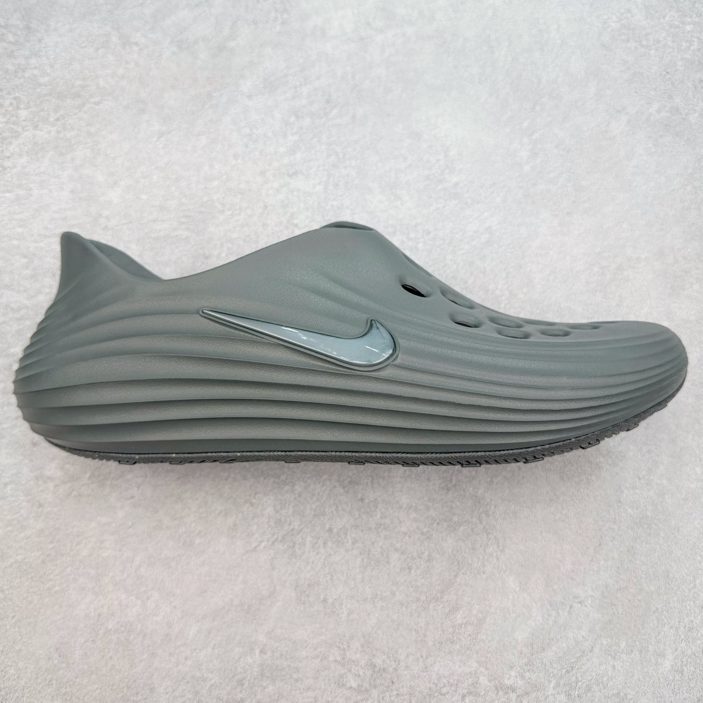 ＃正确版 NK ReactX Rejuven8 简约舒适百搭洞洞鞋凉鞋 HV5060-002 唯一正确组合大底 组合侧面Logo 鞋头不过分上翘 后跟Logo 凹凸明显 轮廓分明 LOGO内侧钢印清晰工整 从名字就能看出，这款鞋搭载了React X缓震科技，保证了舒适的脚感和轻盈的穿着体验。设计上，这双鞋采用了近几年非常流行的洞洞鞋风格，但特别之处在于加入了波浪纹路细节，让整个鞋型看起来更有立体感，视觉上也增添了几分现代感。尺码：36 37.5 38 39 40 41 42 43 44 45 46-选品中心