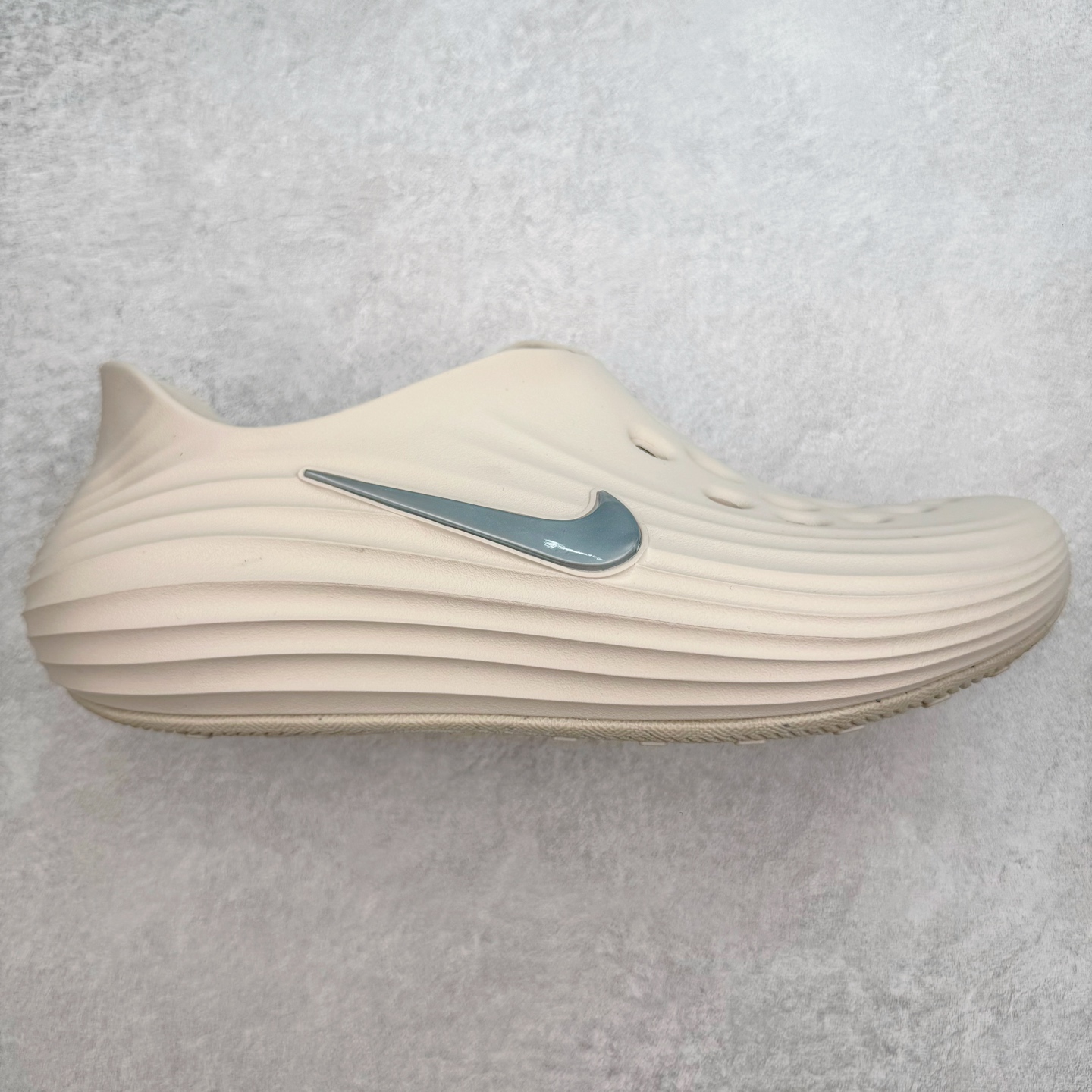 ＃正确版 NK ReactX Rejuven8 简约舒适百搭洞洞鞋凉鞋 HV5060-100 唯一正确组合大底 组合侧面Logo 鞋头不过分上翘 后跟Logo 凹凸明显 轮廓分明 LOGO内侧钢印清晰工整 从名字就能看出，这款鞋搭载了React X缓震科技，保证了舒适的脚感和轻盈的穿着体验。设计上，这双鞋采用了近几年非常流行的洞洞鞋风格，但特别之处在于加入了波浪纹路细节，让整个鞋型看起来更有立体感，视觉上也增添了几分现代感。尺码：36 37.5 38 39 40 41 42 43 44 45 46-选品中心