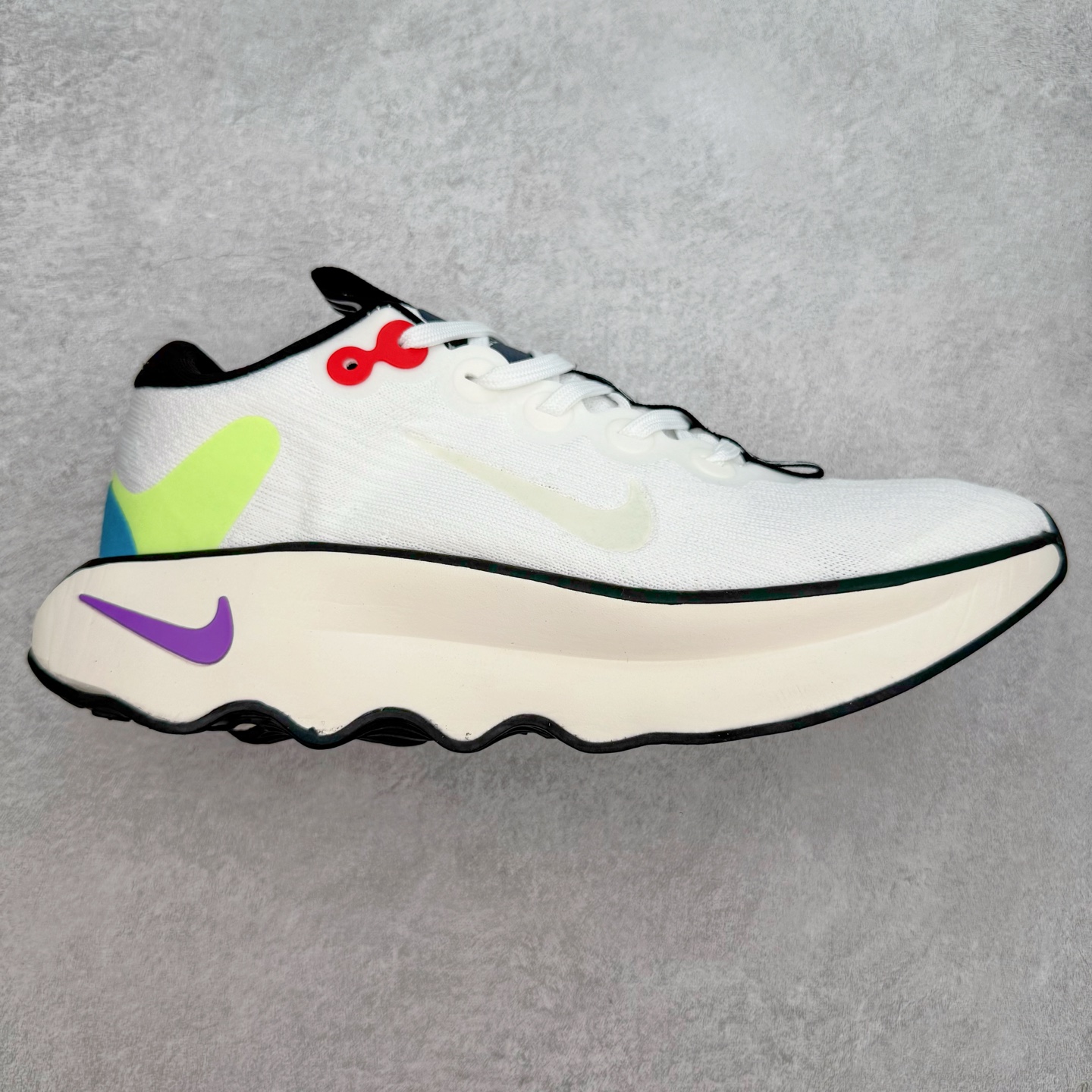 图片[3]-＃特价福利 NK Motiva 莫提瓦系列低帮轻量减震回弹休闲运动慢跑鞋 NK 除了众多深入人心的经典鞋型外 还经常在设计和科技方面不断尝试创新 带来不少新颖设计 最近就有双新鞋让人眼前一亮 研发团队通过对近千名女性的步行和跑步数据进行研究 为女性带来全新 Motiva 鞋款 简直就是健身压马路神器 Motiva 从鞋型设计到科技配置都充分考虑女性脚型的大数据 加宽的前掌及足弓 进一步提升双脚与鞋款的贴合度和舒适感 简约流畅的鞋身轮廓 采用淡雅纹理的编织材质覆盖 兼顾出色的轻质表现及透气性 鞋舌连接前掌半内靴设计 带来更加充分舒适的包裹感 鞋提上 Swoosh 串标完美契合「波浪大底」设计 让视觉上更为新颖时尚 除此之外 鞋领四周围绕柔软泡绵填充 保证脚踝处的亲肤贴合 带来稳固牢靠的舒适体验 尺码：35.5 36 36.5 37.5 38 38.5 39 40 40.5 41 42 42.5 43 44 44.5 45-选品中心