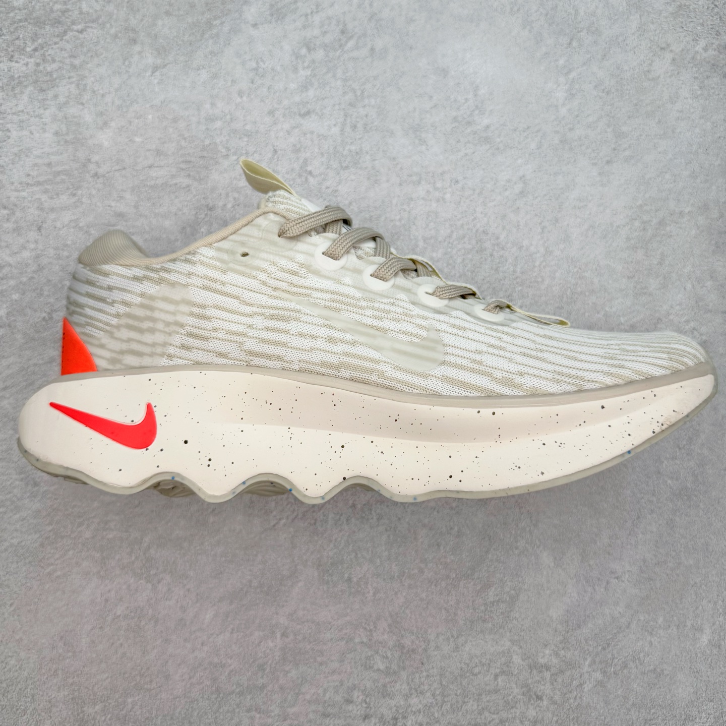 图片[4]-＃特价福利 NK Motiva 莫提瓦系列低帮轻量减震回弹休闲运动慢跑鞋 NK 除了众多深入人心的经典鞋型外 还经常在设计和科技方面不断尝试创新 带来不少新颖设计 最近就有双新鞋让人眼前一亮 研发团队通过对近千名女性的步行和跑步数据进行研究 为女性带来全新 Motiva 鞋款 简直就是健身压马路神器 Motiva 从鞋型设计到科技配置都充分考虑女性脚型的大数据 加宽的前掌及足弓 进一步提升双脚与鞋款的贴合度和舒适感 简约流畅的鞋身轮廓 采用淡雅纹理的编织材质覆盖 兼顾出色的轻质表现及透气性 鞋舌连接前掌半内靴设计 带来更加充分舒适的包裹感 鞋提上 Swoosh 串标完美契合「波浪大底」设计 让视觉上更为新颖时尚 除此之外 鞋领四周围绕柔软泡绵填充 保证脚踝处的亲肤贴合 带来稳固牢靠的舒适体验 尺码：35.5 36 36.5 37.5 38 38.5 39 40 40.5 41 42 42.5 43 44 44.5 45-选品中心