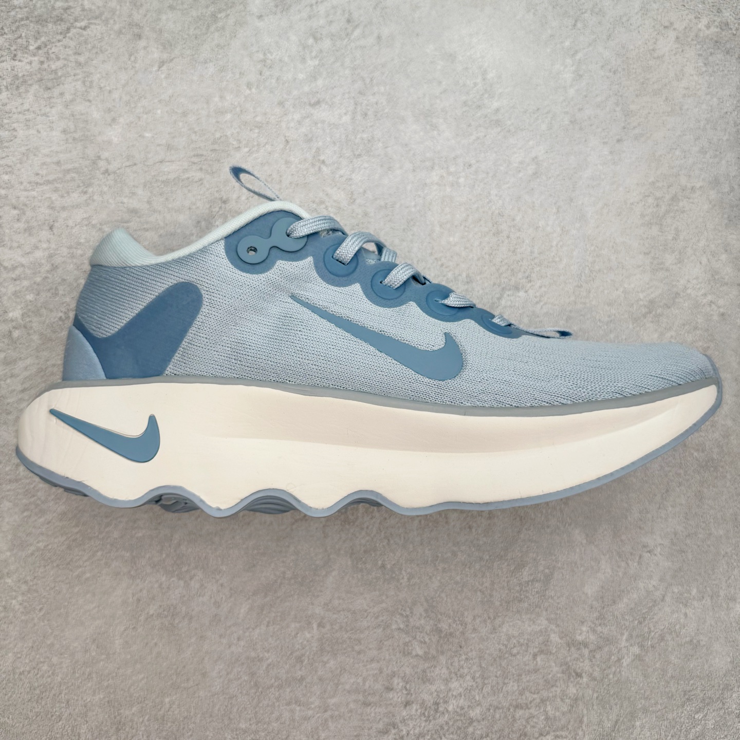 图片[2]-＃特价福利 NK Motiva 莫提瓦系列低帮轻量减震回弹休闲运动慢跑鞋 NK 除了众多深入人心的经典鞋型外 还经常在设计和科技方面不断尝试创新 带来不少新颖设计 最近就有双新鞋让人眼前一亮 研发团队通过对近千名女性的步行和跑步数据进行研究 为女性带来全新 Motiva 鞋款 简直就是健身压马路神器 Motiva 从鞋型设计到科技配置都充分考虑女性脚型的大数据 加宽的前掌及足弓 进一步提升双脚与鞋款的贴合度和舒适感 简约流畅的鞋身轮廓 采用淡雅纹理的编织材质覆盖 兼顾出色的轻质表现及透气性 鞋舌连接前掌半内靴设计 带来更加充分舒适的包裹感 鞋提上 Swoosh 串标完美契合「波浪大底」设计 让视觉上更为新颖时尚 除此之外 鞋领四周围绕柔软泡绵填充 保证脚踝处的亲肤贴合 带来稳固牢靠的舒适体验 尺码：35.5 36 36.5 37.5 38 38.5 39 40 40.5 41 42 42.5 43 44 44.5 45-选品中心