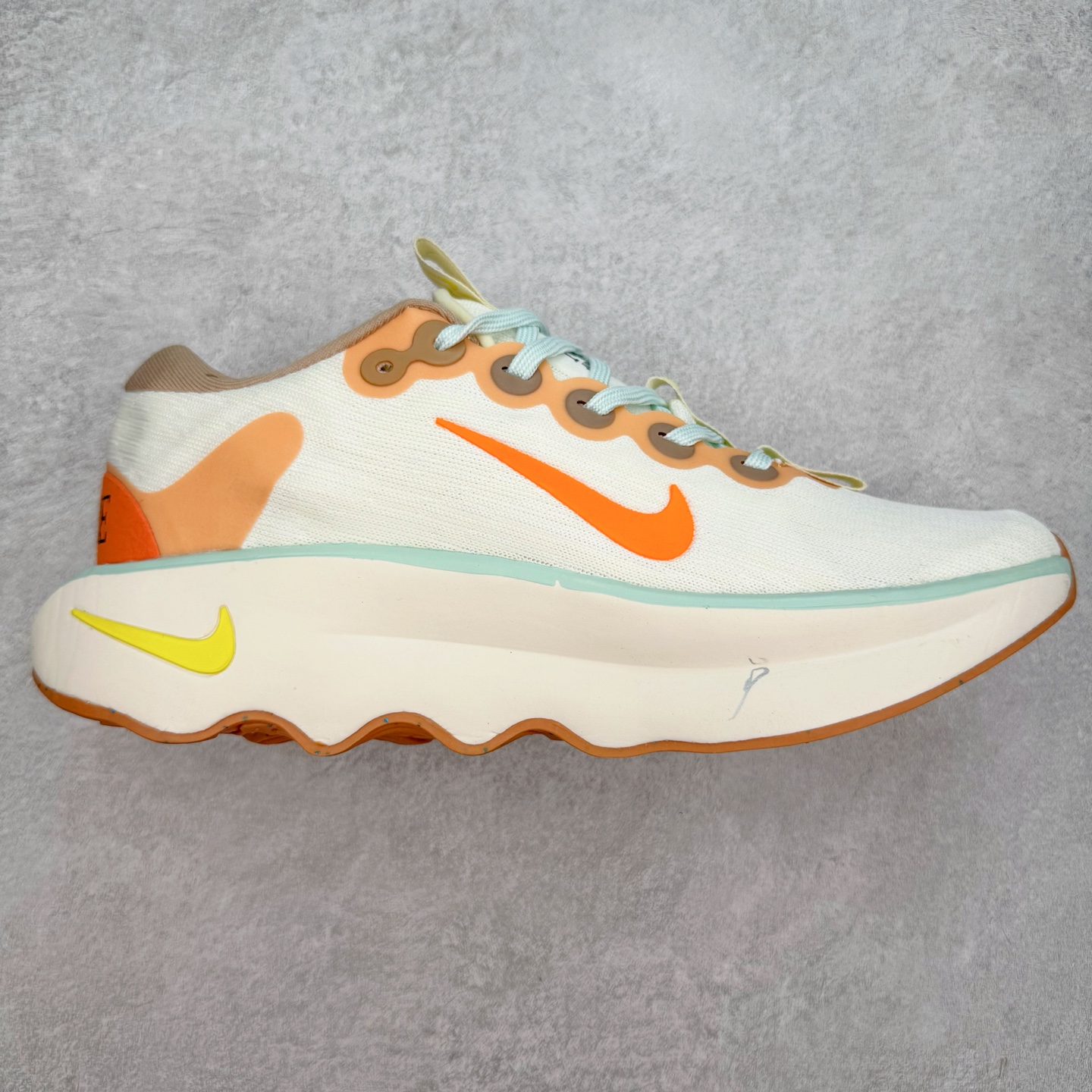 ＃特价福利 NK Motiva 莫提瓦系列低帮轻量减震回弹休闲运动慢跑鞋 NK 除了众多深入人心的经典鞋型外 还经常在设计和科技方面不断尝试创新 带来不少新颖设计 最近就有双新鞋让人眼前一亮 研发团队通过对近千名女性的步行和跑步数据进行研究 为女性带来全新 Motiva 鞋款 简直就是健身压马路神器 Motiva 从鞋型设计到科技配置都充分考虑女性脚型的大数据 加宽的前掌及足弓 进一步提升双脚与鞋款的贴合度和舒适感 简约流畅的鞋身轮廓 采用淡雅纹理的编织材质覆盖 兼顾出色的轻质表现及透气性 鞋舌连接前掌半内靴设计 带来更加充分舒适的包裹感 鞋提上 Swoosh 串标完美契合「波浪大底」设计 让视觉上更为新颖时尚 除此之外 鞋领四周围绕柔软泡绵填充 保证脚踝处的亲肤贴合 带来稳固牢靠的舒适体验 尺码：35.5 36 36.5 37.5 38 38.5 39 40 40.5 41 42 42.5 43 44 44.5 45-选品中心