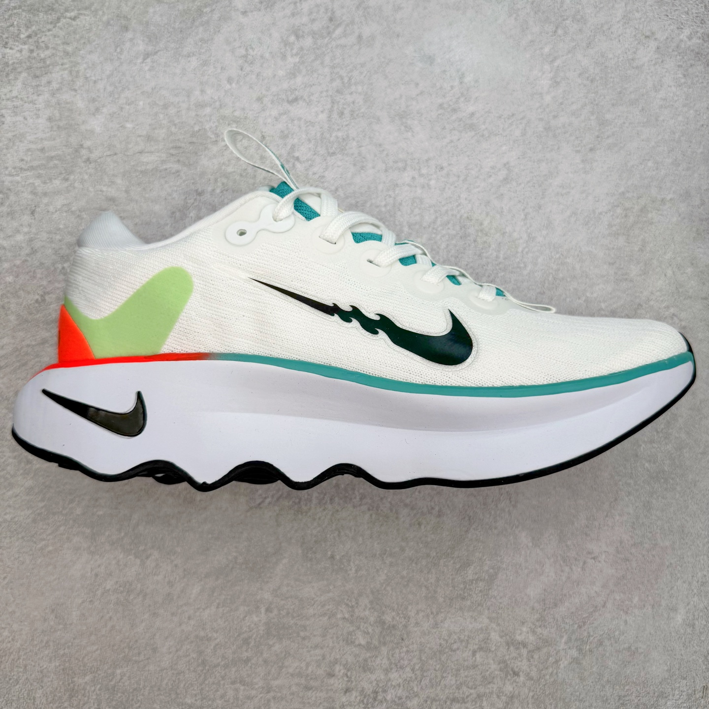 图片[5]-＃特价福利 NK Motiva 莫提瓦系列低帮轻量减震回弹休闲运动慢跑鞋 NK 除了众多深入人心的经典鞋型外 还经常在设计和科技方面不断尝试创新 带来不少新颖设计 最近就有双新鞋让人眼前一亮 研发团队通过对近千名女性的步行和跑步数据进行研究 为女性带来全新 Motiva 鞋款 简直就是健身压马路神器 Motiva 从鞋型设计到科技配置都充分考虑女性脚型的大数据 加宽的前掌及足弓 进一步提升双脚与鞋款的贴合度和舒适感 简约流畅的鞋身轮廓 采用淡雅纹理的编织材质覆盖 兼顾出色的轻质表现及透气性 鞋舌连接前掌半内靴设计 带来更加充分舒适的包裹感 鞋提上 Swoosh 串标完美契合「波浪大底」设计 让视觉上更为新颖时尚 除此之外 鞋领四周围绕柔软泡绵填充 保证脚踝处的亲肤贴合 带来稳固牢靠的舒适体验 尺码：35.5 36 36.5 37.5 38 38.5 39 40 40.5 41 42 42.5 43 44 44.5 45-选品中心