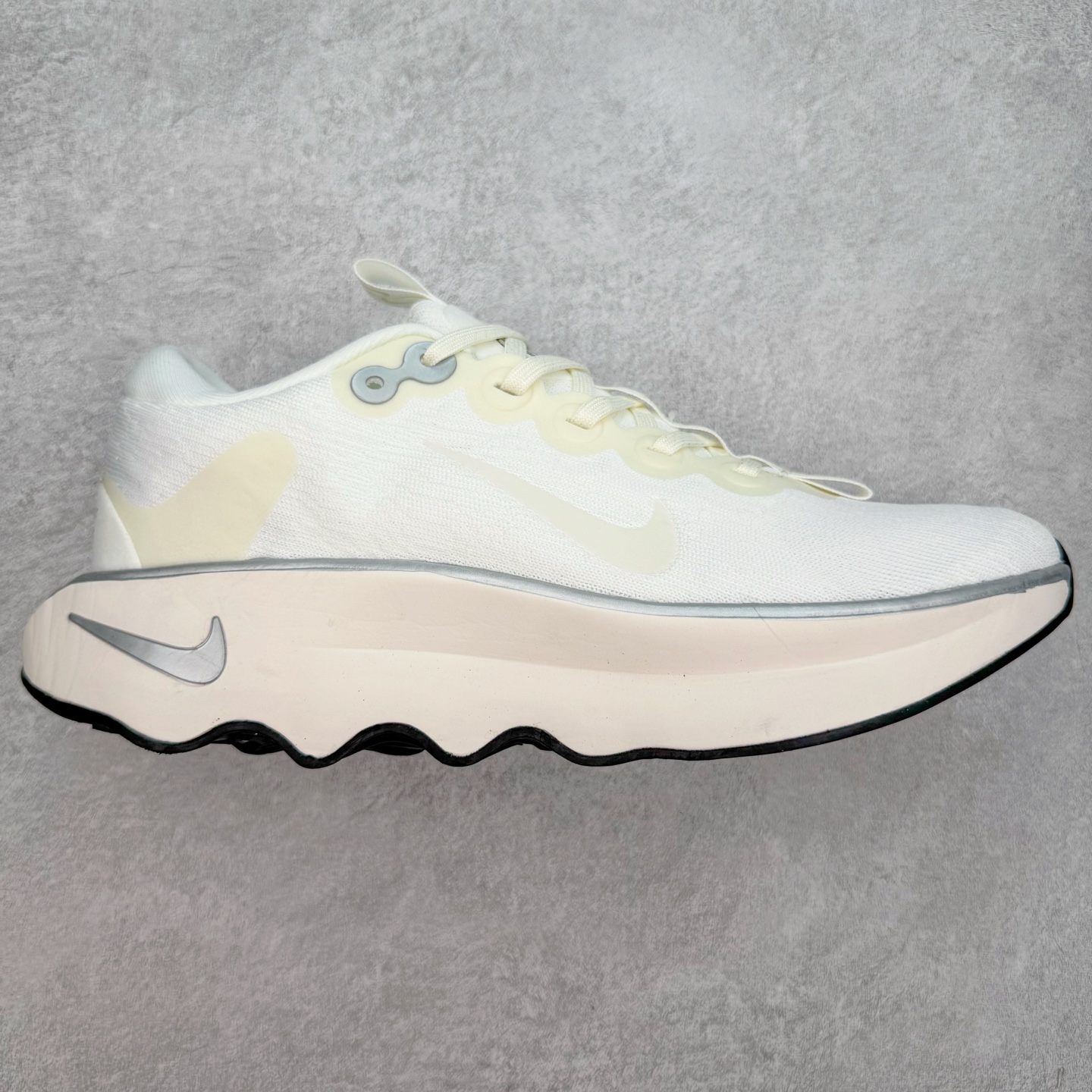 图片[7]-＃特价福利 NK Motiva 莫提瓦系列低帮轻量减震回弹休闲运动慢跑鞋 NK 除了众多深入人心的经典鞋型外 还经常在设计和科技方面不断尝试创新 带来不少新颖设计 最近就有双新鞋让人眼前一亮 研发团队通过对近千名女性的步行和跑步数据进行研究 为女性带来全新 Motiva 鞋款 简直就是健身压马路神器 Motiva 从鞋型设计到科技配置都充分考虑女性脚型的大数据 加宽的前掌及足弓 进一步提升双脚与鞋款的贴合度和舒适感 简约流畅的鞋身轮廓 采用淡雅纹理的编织材质覆盖 兼顾出色的轻质表现及透气性 鞋舌连接前掌半内靴设计 带来更加充分舒适的包裹感 鞋提上 Swoosh 串标完美契合「波浪大底」设计 让视觉上更为新颖时尚 除此之外 鞋领四周围绕柔软泡绵填充 保证脚踝处的亲肤贴合 带来稳固牢靠的舒适体验 尺码：35.5 36 36.5 37.5 38 38.5 39 40 40.5 41 42 42.5 43 44 44.5 45-选品中心