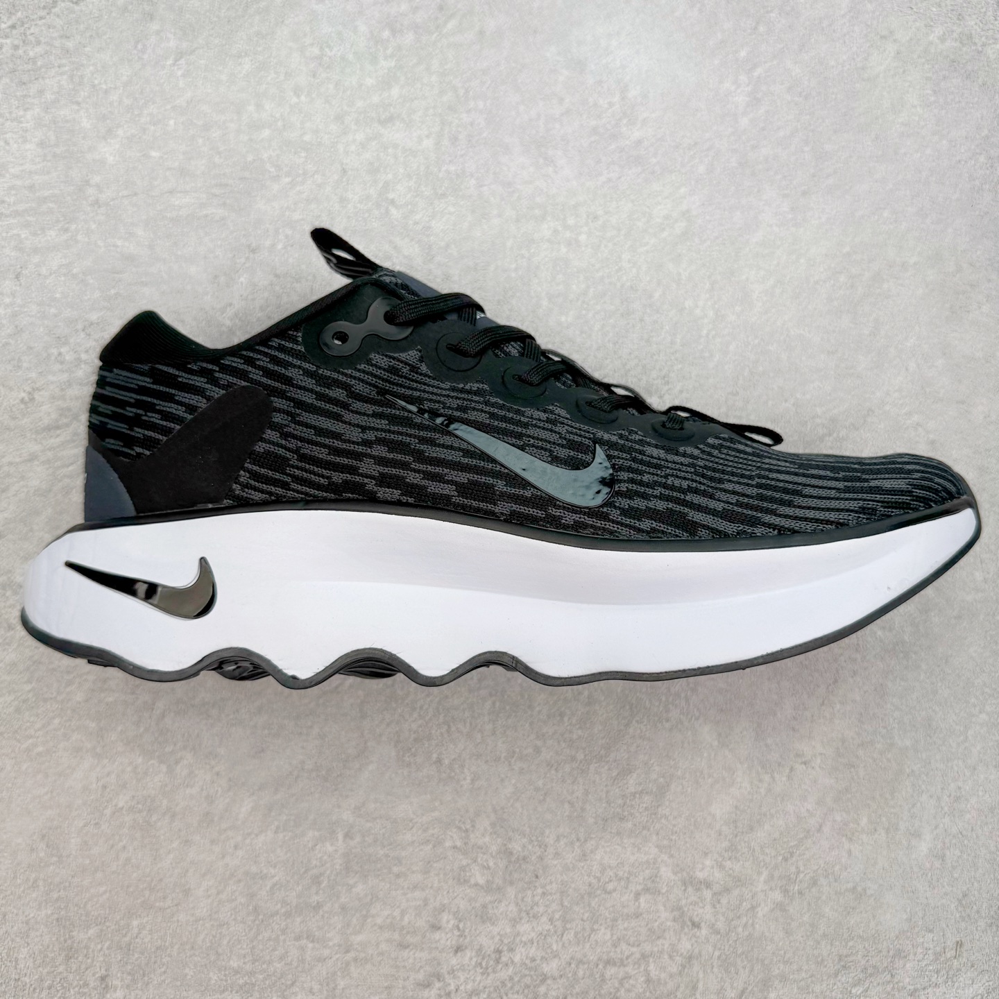 图片[8]-＃特价福利 NK Motiva 莫提瓦系列低帮轻量减震回弹休闲运动慢跑鞋 NK 除了众多深入人心的经典鞋型外 还经常在设计和科技方面不断尝试创新 带来不少新颖设计 最近就有双新鞋让人眼前一亮 研发团队通过对近千名女性的步行和跑步数据进行研究 为女性带来全新 Motiva 鞋款 简直就是健身压马路神器 Motiva 从鞋型设计到科技配置都充分考虑女性脚型的大数据 加宽的前掌及足弓 进一步提升双脚与鞋款的贴合度和舒适感 简约流畅的鞋身轮廓 采用淡雅纹理的编织材质覆盖 兼顾出色的轻质表现及透气性 鞋舌连接前掌半内靴设计 带来更加充分舒适的包裹感 鞋提上 Swoosh 串标完美契合「波浪大底」设计 让视觉上更为新颖时尚 除此之外 鞋领四周围绕柔软泡绵填充 保证脚踝处的亲肤贴合 带来稳固牢靠的舒适体验 尺码：35.5 36 36.5 37.5 38 38.5 39 40 40.5 41 42 42.5 43 44 44.5 45-选品中心