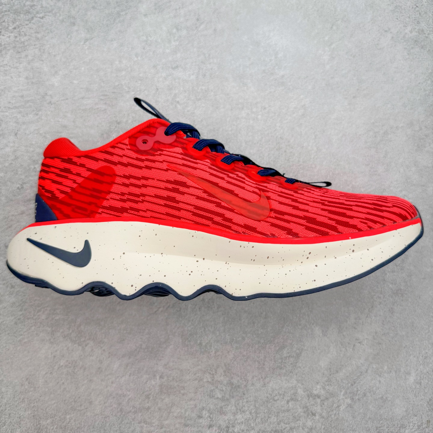 图片[6]-＃特价福利 NK Motiva 莫提瓦系列低帮轻量减震回弹休闲运动慢跑鞋 NK 除了众多深入人心的经典鞋型外 还经常在设计和科技方面不断尝试创新 带来不少新颖设计 最近就有双新鞋让人眼前一亮 研发团队通过对近千名女性的步行和跑步数据进行研究 为女性带来全新 Motiva 鞋款 简直就是健身压马路神器 Motiva 从鞋型设计到科技配置都充分考虑女性脚型的大数据 加宽的前掌及足弓 进一步提升双脚与鞋款的贴合度和舒适感 简约流畅的鞋身轮廓 采用淡雅纹理的编织材质覆盖 兼顾出色的轻质表现及透气性 鞋舌连接前掌半内靴设计 带来更加充分舒适的包裹感 鞋提上 Swoosh 串标完美契合「波浪大底」设计 让视觉上更为新颖时尚 除此之外 鞋领四周围绕柔软泡绵填充 保证脚踝处的亲肤贴合 带来稳固牢靠的舒适体验 尺码：35.5 36 36.5 37.5 38 38.5 39 40 40.5 41 42 42.5 43 44 44.5 45-选品中心