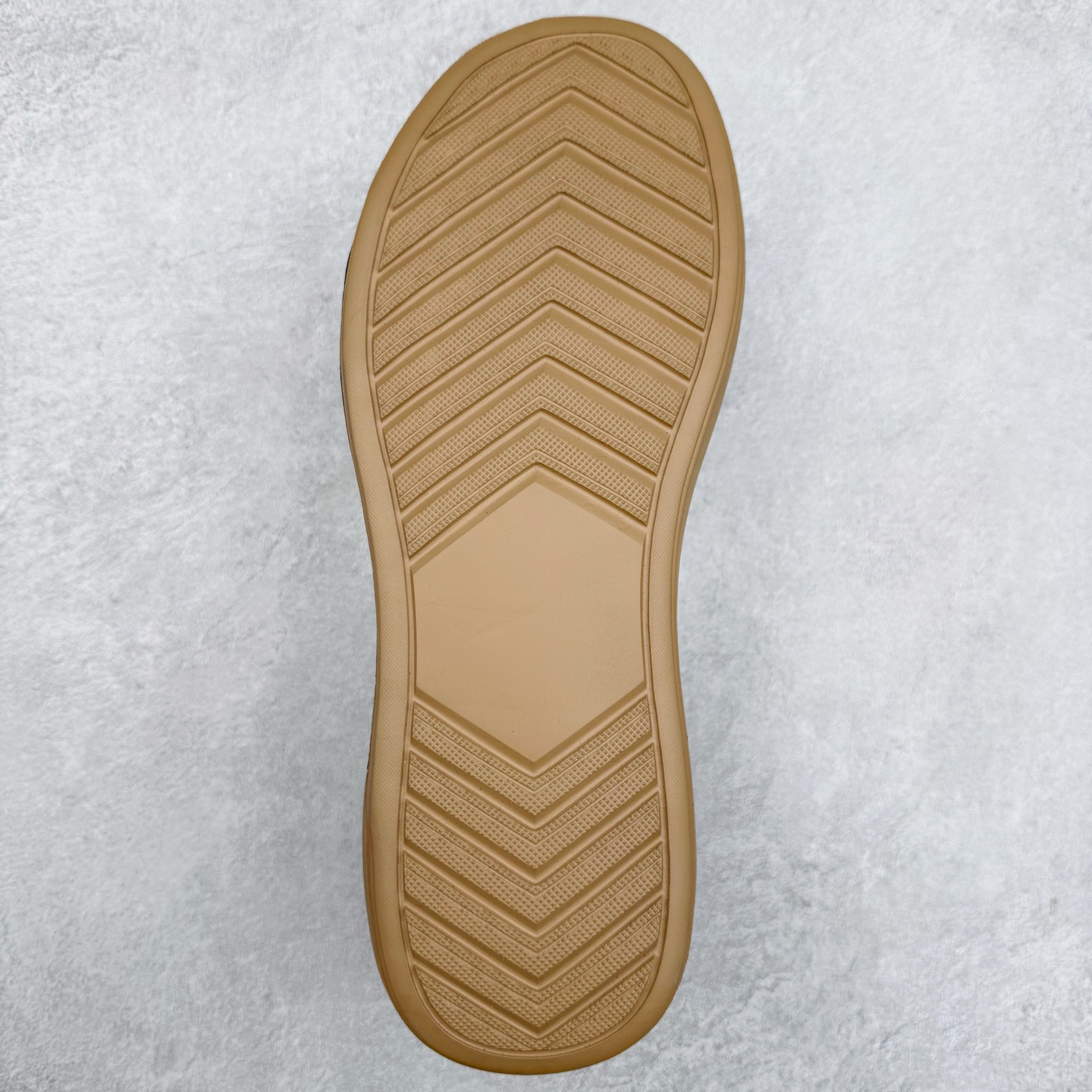 图片[9]-ECCO爱步一脚蹬男鞋夏季25年新款百搭休闲袋鼠鞋 AT.KOLLEKTIVE系列 鞋面采用甄选牛皮面料，质感丰富 脚感柔软舒适 创新经典袋鼠鞋轮廓，为穿搭注入多彩魅力 风箱式鞋舌搭配沿条式挪威缝 简约免系带设计 简单随搭 穿脱便捷 PU包裹足弓与后跟，为双脚提供支撑性 带来轻盈柔韧的体验性 契合自然系穿搭，是经典不过时的时尚单品 尺码：38 39 40 41 42 43 44（皮鞋码）-选品中心