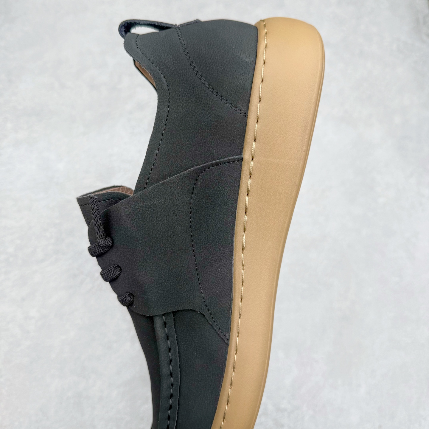 图片[7]-ECCO爱步一脚蹬男鞋夏季25年新款百搭休闲袋鼠鞋 AT.KOLLEKTIVE系列 鞋面采用甄选牛皮面料，质感丰富 脚感柔软舒适 创新经典袋鼠鞋轮廓，为穿搭注入多彩魅力 风箱式鞋舌搭配沿条式挪威缝 简约免系带设计 简单随搭 穿脱便捷 PU包裹足弓与后跟，为双脚提供支撑性 带来轻盈柔韧的体验性 契合自然系穿搭，是经典不过时的时尚单品 尺码：38 39 40 41 42 43 44（皮鞋码）-选品中心