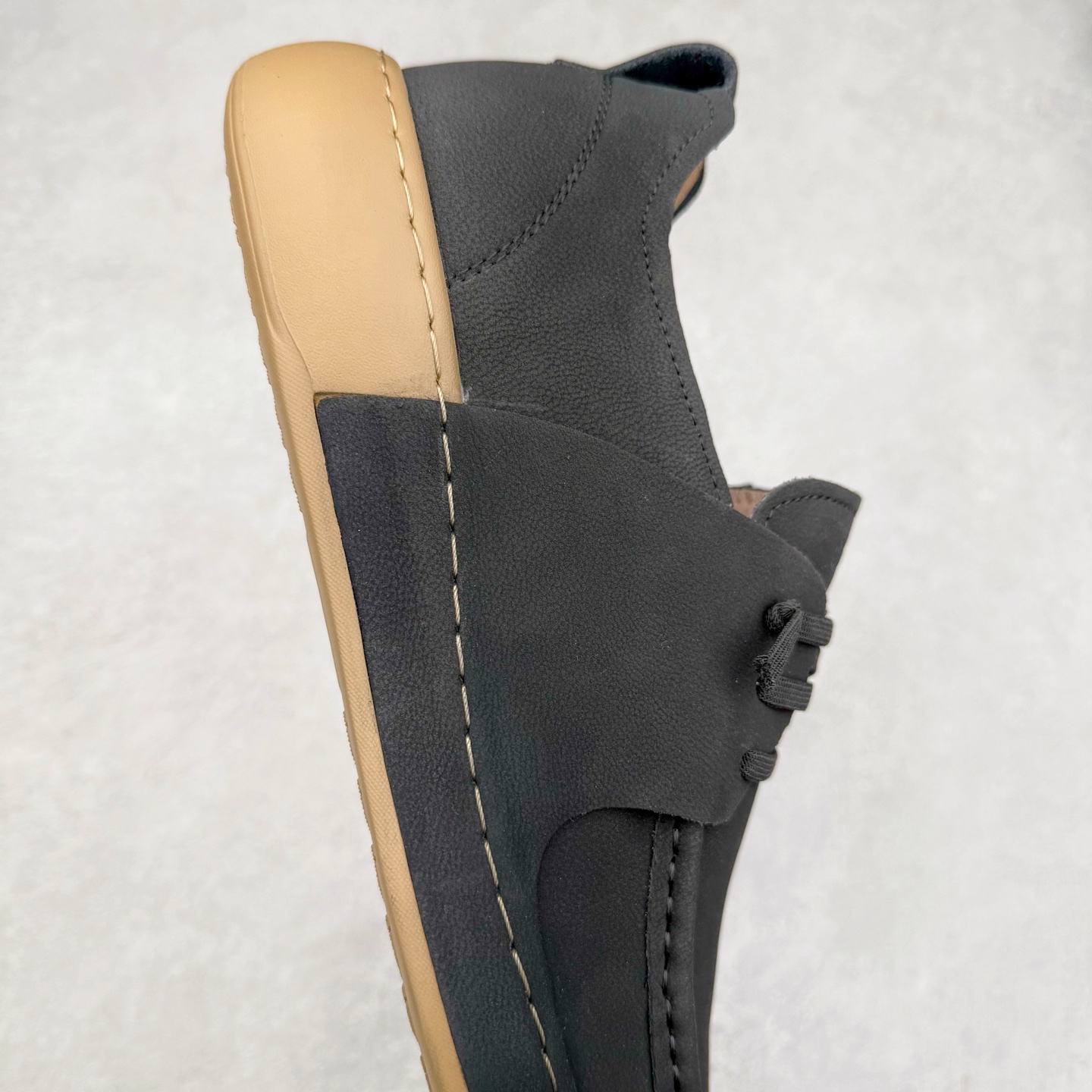 图片[6]-ECCO爱步一脚蹬男鞋夏季25年新款百搭休闲袋鼠鞋 AT.KOLLEKTIVE系列 鞋面采用甄选牛皮面料，质感丰富 脚感柔软舒适 创新经典袋鼠鞋轮廓，为穿搭注入多彩魅力 风箱式鞋舌搭配沿条式挪威缝 简约免系带设计 简单随搭 穿脱便捷 PU包裹足弓与后跟，为双脚提供支撑性 带来轻盈柔韧的体验性 契合自然系穿搭，是经典不过时的时尚单品 尺码：38 39 40 41 42 43 44（皮鞋码）-选品中心