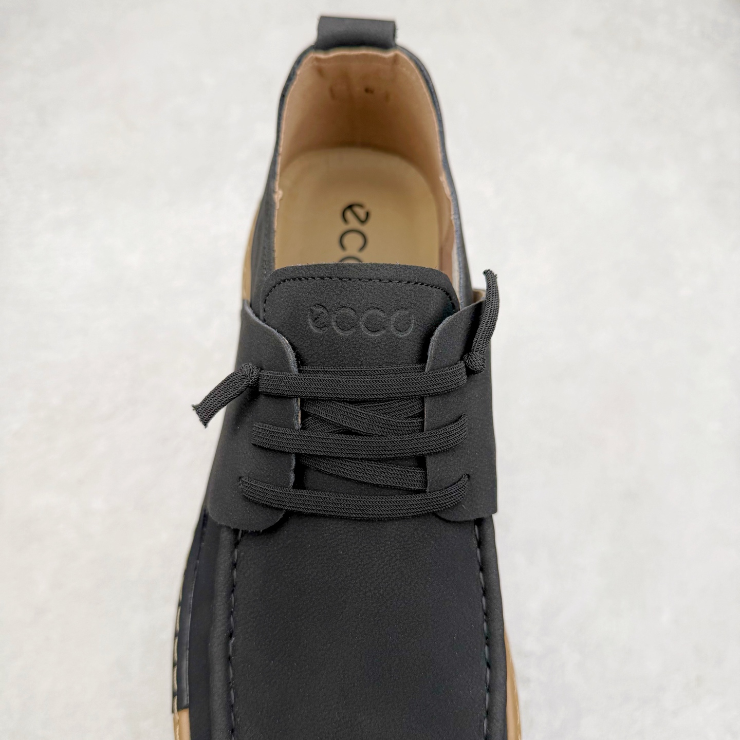 图片[5]-ECCO爱步一脚蹬男鞋夏季25年新款百搭休闲袋鼠鞋 AT.KOLLEKTIVE系列 鞋面采用甄选牛皮面料，质感丰富 脚感柔软舒适 创新经典袋鼠鞋轮廓，为穿搭注入多彩魅力 风箱式鞋舌搭配沿条式挪威缝 简约免系带设计 简单随搭 穿脱便捷 PU包裹足弓与后跟，为双脚提供支撑性 带来轻盈柔韧的体验性 契合自然系穿搭，是经典不过时的时尚单品 尺码：38 39 40 41 42 43 44（皮鞋码）-选品中心