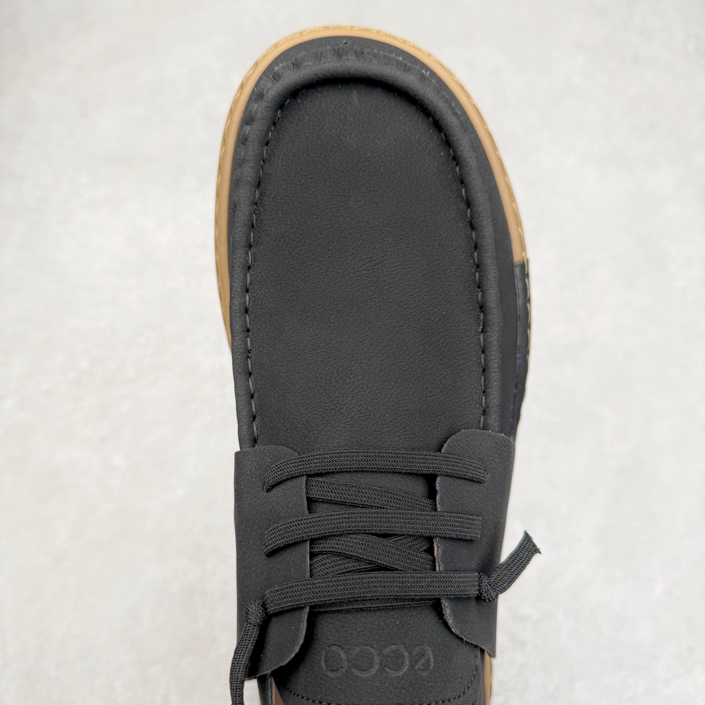 图片[4]-ECCO爱步一脚蹬男鞋夏季25年新款百搭休闲袋鼠鞋 AT.KOLLEKTIVE系列 鞋面采用甄选牛皮面料，质感丰富 脚感柔软舒适 创新经典袋鼠鞋轮廓，为穿搭注入多彩魅力 风箱式鞋舌搭配沿条式挪威缝 简约免系带设计 简单随搭 穿脱便捷 PU包裹足弓与后跟，为双脚提供支撑性 带来轻盈柔韧的体验性 契合自然系穿搭，是经典不过时的时尚单品 尺码：38 39 40 41 42 43 44（皮鞋码）-选品中心