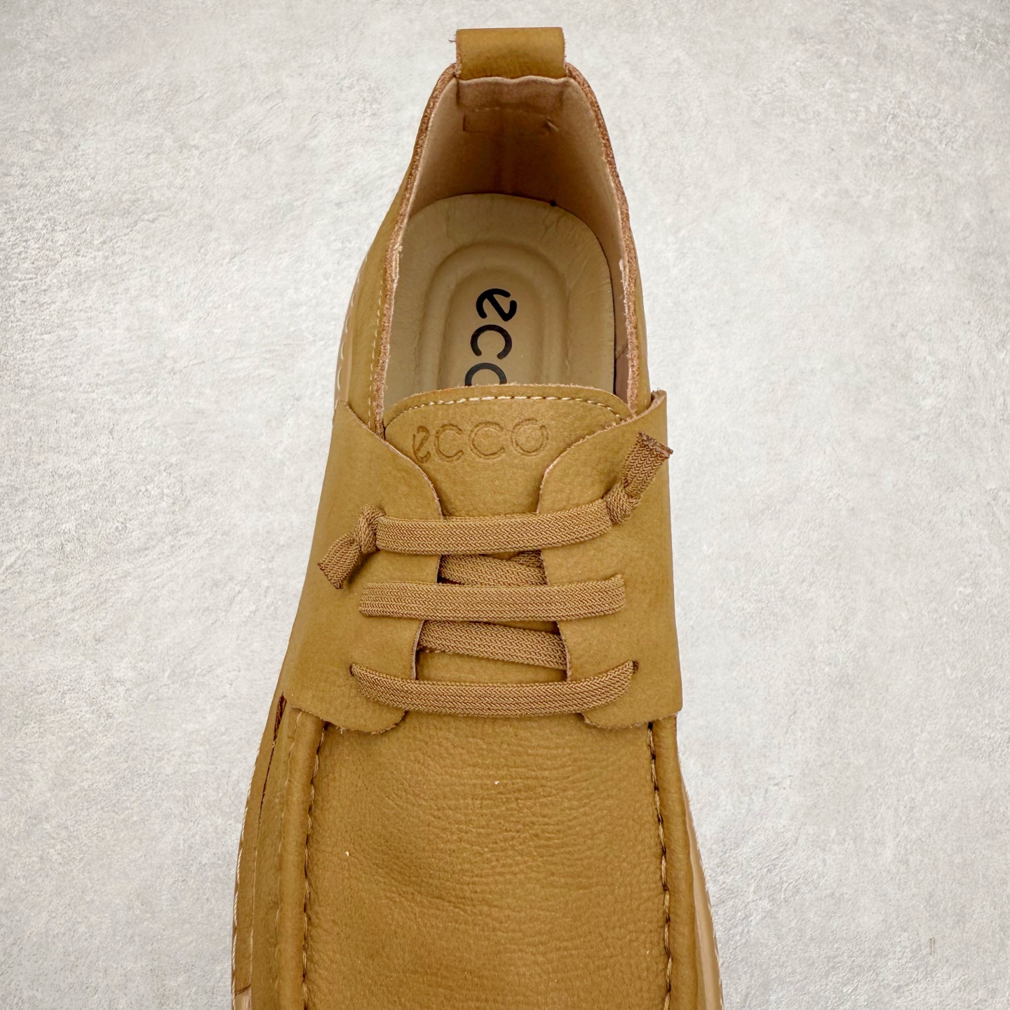 图片[5]-ECCO爱步一脚蹬男鞋夏季25年新款百搭休闲袋鼠鞋 AT.KOLLEKTIVE系列 鞋面采用甄选牛皮面料，质感丰富 脚感柔软舒适 创新经典袋鼠鞋轮廓，为穿搭注入多彩魅力 风箱式鞋舌搭配沿条式挪威缝 简约免系带设计 简单随搭 穿脱便捷 PU包裹足弓与后跟，为双脚提供支撑性 带来轻盈柔韧的体验性 契合自然系穿搭，是经典不过时的时尚单品 尺码：38 39 40 41 42 43 44（皮鞋码）-选品中心