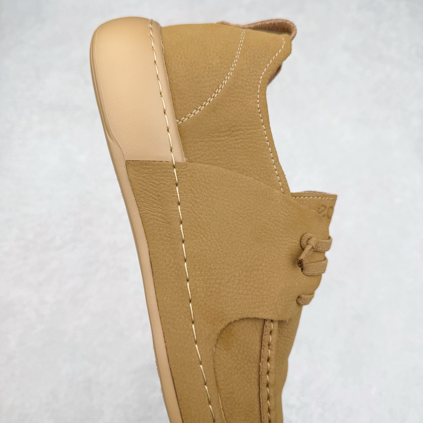 图片[6]-ECCO爱步一脚蹬男鞋夏季25年新款百搭休闲袋鼠鞋 AT.KOLLEKTIVE系列 鞋面采用甄选牛皮面料，质感丰富 脚感柔软舒适 创新经典袋鼠鞋轮廓，为穿搭注入多彩魅力 风箱式鞋舌搭配沿条式挪威缝 简约免系带设计 简单随搭 穿脱便捷 PU包裹足弓与后跟，为双脚提供支撑性 带来轻盈柔韧的体验性 契合自然系穿搭，是经典不过时的时尚单品 尺码：38 39 40 41 42 43 44（皮鞋码）-选品中心