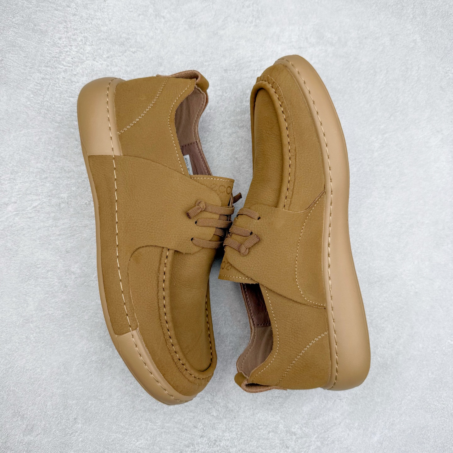 图片[3]-ECCO爱步一脚蹬男鞋夏季25年新款百搭休闲袋鼠鞋 AT.KOLLEKTIVE系列 鞋面采用甄选牛皮面料，质感丰富 脚感柔软舒适 创新经典袋鼠鞋轮廓，为穿搭注入多彩魅力 风箱式鞋舌搭配沿条式挪威缝 简约免系带设计 简单随搭 穿脱便捷 PU包裹足弓与后跟，为双脚提供支撑性 带来轻盈柔韧的体验性 契合自然系穿搭，是经典不过时的时尚单品 尺码：38 39 40 41 42 43 44（皮鞋码）-选品中心