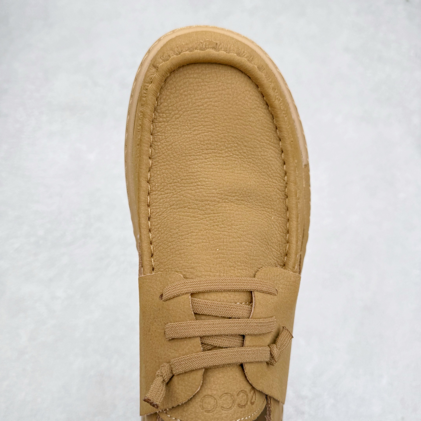 图片[4]-ECCO爱步一脚蹬男鞋夏季25年新款百搭休闲袋鼠鞋 AT.KOLLEKTIVE系列 鞋面采用甄选牛皮面料，质感丰富 脚感柔软舒适 创新经典袋鼠鞋轮廓，为穿搭注入多彩魅力 风箱式鞋舌搭配沿条式挪威缝 简约免系带设计 简单随搭 穿脱便捷 PU包裹足弓与后跟，为双脚提供支撑性 带来轻盈柔韧的体验性 契合自然系穿搭，是经典不过时的时尚单品 尺码：38 39 40 41 42 43 44（皮鞋码）-选品中心