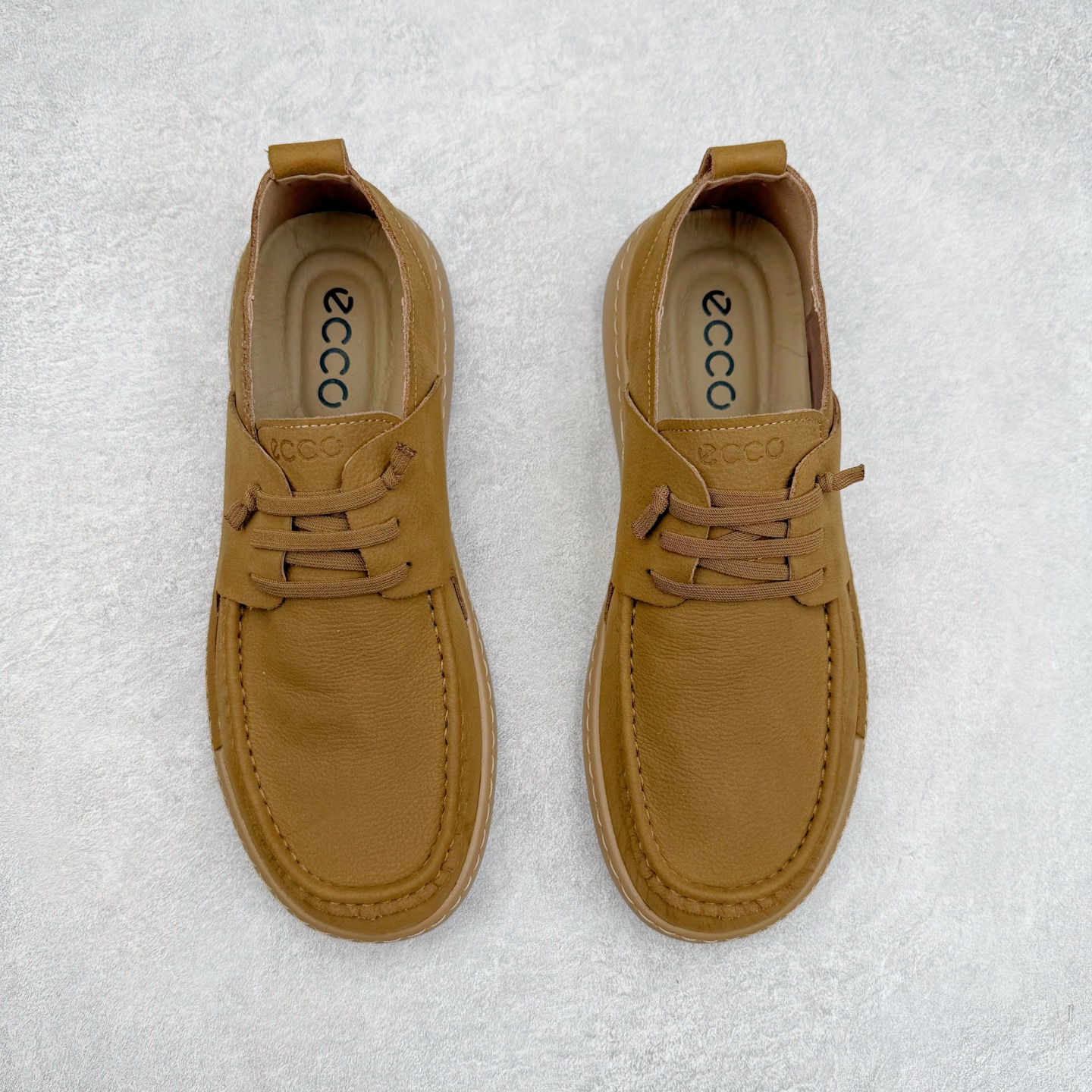 图片[2]-ECCO爱步一脚蹬男鞋夏季25年新款百搭休闲袋鼠鞋 AT.KOLLEKTIVE系列 鞋面采用甄选牛皮面料，质感丰富 脚感柔软舒适 创新经典袋鼠鞋轮廓，为穿搭注入多彩魅力 风箱式鞋舌搭配沿条式挪威缝 简约免系带设计 简单随搭 穿脱便捷 PU包裹足弓与后跟，为双脚提供支撑性 带来轻盈柔韧的体验性 契合自然系穿搭，是经典不过时的时尚单品 尺码：38 39 40 41 42 43 44（皮鞋码）-选品中心