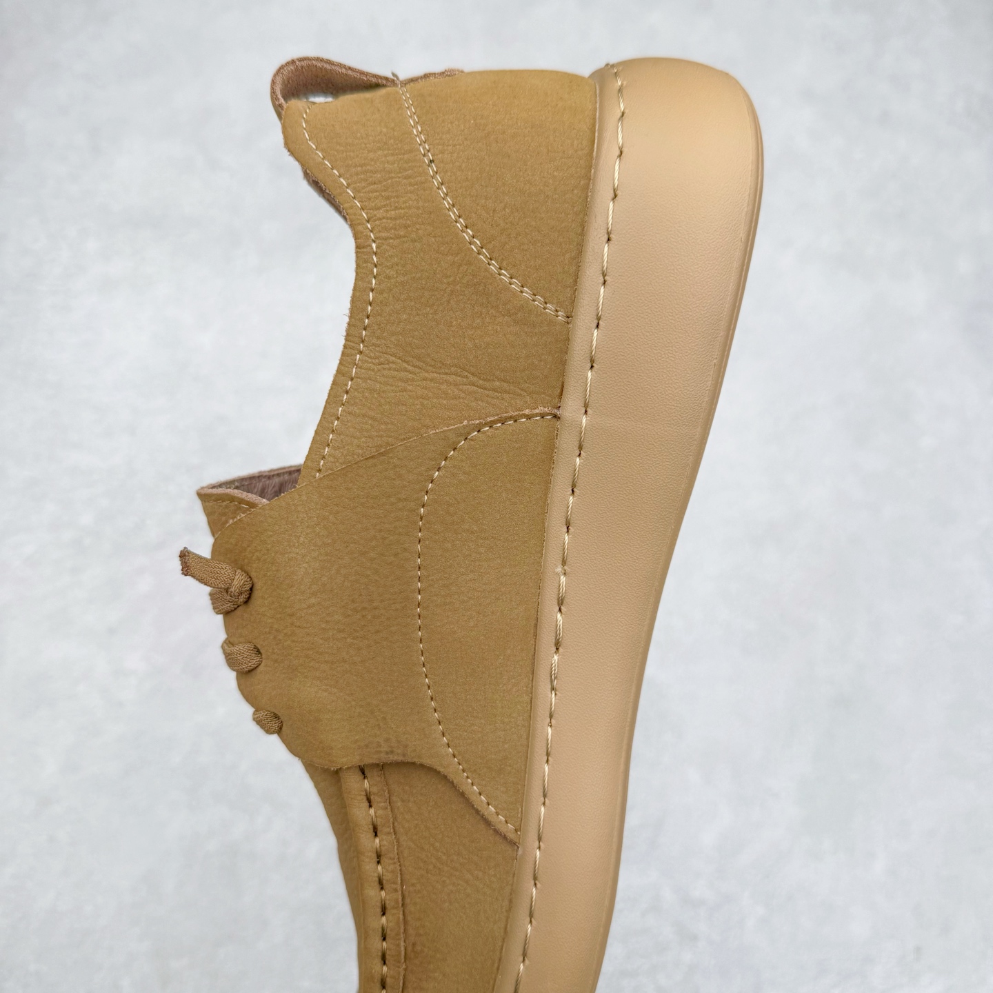 图片[7]-ECCO爱步一脚蹬男鞋夏季25年新款百搭休闲袋鼠鞋 AT.KOLLEKTIVE系列 鞋面采用甄选牛皮面料，质感丰富 脚感柔软舒适 创新经典袋鼠鞋轮廓，为穿搭注入多彩魅力 风箱式鞋舌搭配沿条式挪威缝 简约免系带设计 简单随搭 穿脱便捷 PU包裹足弓与后跟，为双脚提供支撑性 带来轻盈柔韧的体验性 契合自然系穿搭，是经典不过时的时尚单品 尺码：38 39 40 41 42 43 44（皮鞋码）-选品中心