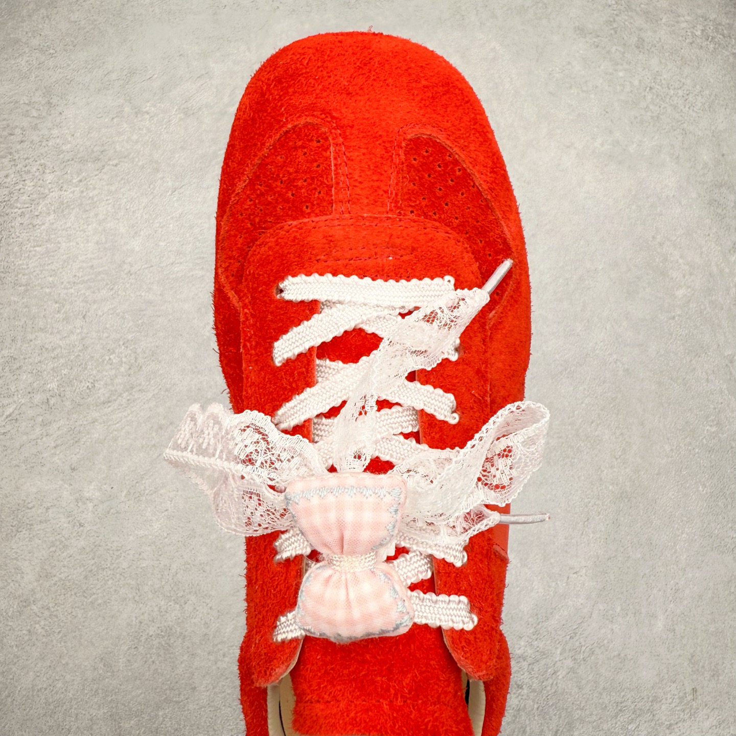 图片[4]-GG-CC 雷丝蝴蝶结德训鞋反绒牛皮2.0系列阿甘复古风芭蕾舞鞋薄底百搭休闲运动鞋系列 广东大厂品质 25ss春季新款 釆用今年最流行的#缎带蝴蝶结鞋扣装饰 全手工拉帮工艺成型 反绒牛皮拼接鞋面材质 鞋身原装高密度磨砂牛皮面料,极好柔软透气效果 双春日踏青舒适度和少女感 GGCC德训鞋界的白月光🌙 长时间走路和站立都不累脚 不管怎么搭配都好看 尺码：35 36 37 38 39 40-选品中心