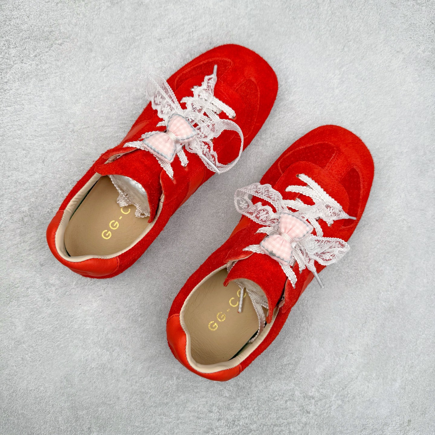 图片[3]-GG-CC 雷丝蝴蝶结德训鞋反绒牛皮2.0系列阿甘复古风芭蕾舞鞋薄底百搭休闲运动鞋系列 广东大厂品质 25ss春季新款 釆用今年最流行的#缎带蝴蝶结鞋扣装饰 全手工拉帮工艺成型 反绒牛皮拼接鞋面材质 鞋身原装高密度磨砂牛皮面料,极好柔软透气效果 双春日踏青舒适度和少女感 GGCC德训鞋界的白月光🌙 长时间走路和站立都不累脚 不管怎么搭配都好看 尺码：35 36 37 38 39 40-选品中心