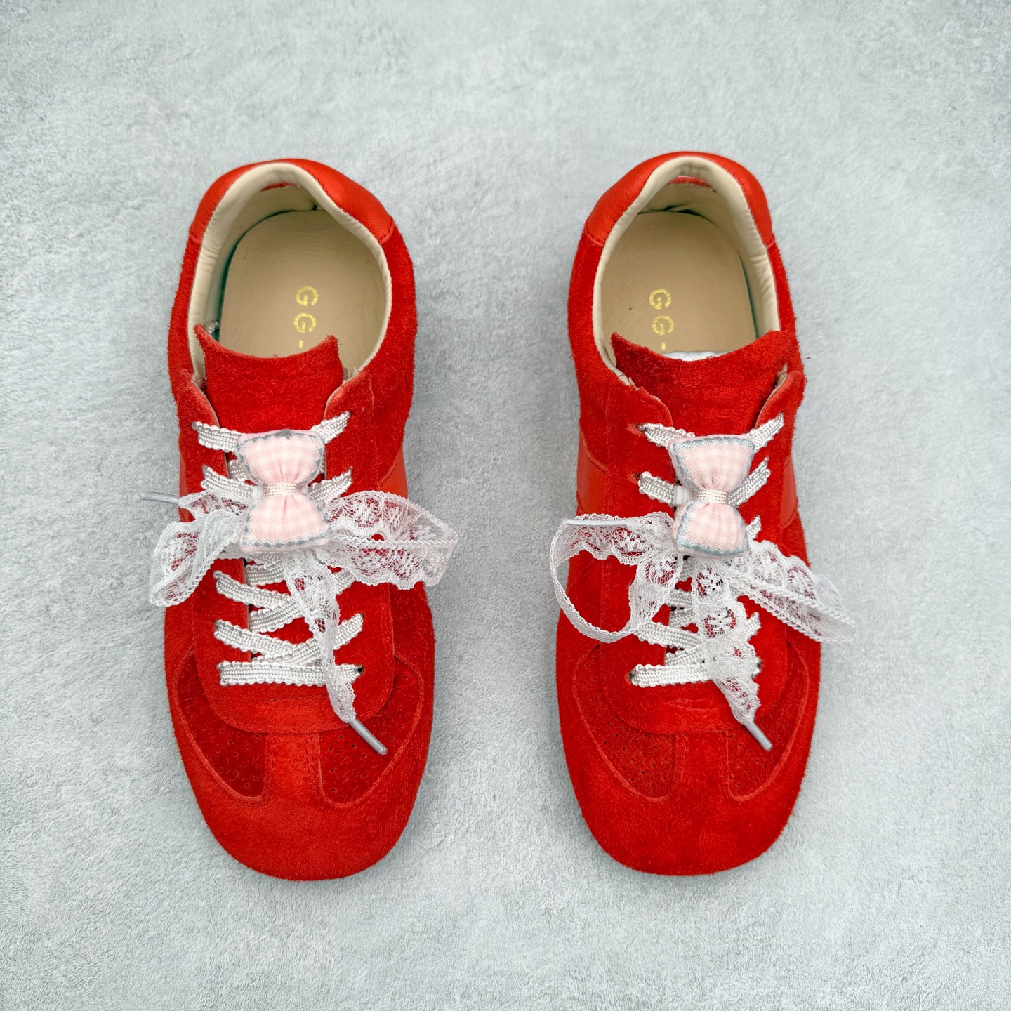 图片[2]-GG-CC 雷丝蝴蝶结德训鞋反绒牛皮2.0系列阿甘复古风芭蕾舞鞋薄底百搭休闲运动鞋系列 广东大厂品质 25ss春季新款 釆用今年最流行的#缎带蝴蝶结鞋扣装饰 全手工拉帮工艺成型 反绒牛皮拼接鞋面材质 鞋身原装高密度磨砂牛皮面料,极好柔软透气效果 双春日踏青舒适度和少女感 GGCC德训鞋界的白月光🌙 长时间走路和站立都不累脚 不管怎么搭配都好看 尺码：35 36 37 38 39 40-选品中心