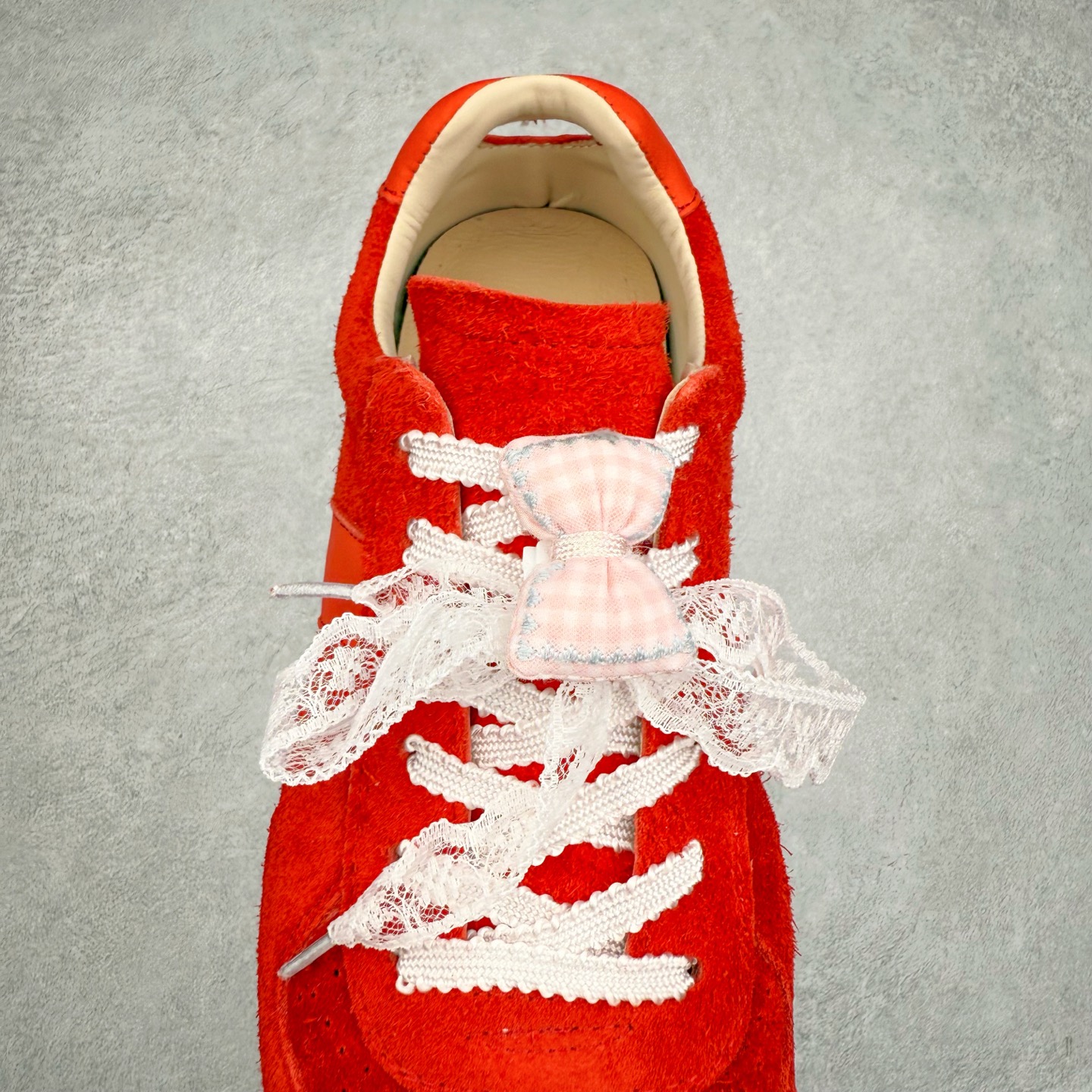 图片[5]-GG-CC 雷丝蝴蝶结德训鞋反绒牛皮2.0系列阿甘复古风芭蕾舞鞋薄底百搭休闲运动鞋系列 广东大厂品质 25ss春季新款 釆用今年最流行的#缎带蝴蝶结鞋扣装饰 全手工拉帮工艺成型 反绒牛皮拼接鞋面材质 鞋身原装高密度磨砂牛皮面料,极好柔软透气效果 双春日踏青舒适度和少女感 GGCC德训鞋界的白月光🌙 长时间走路和站立都不累脚 不管怎么搭配都好看 尺码：35 36 37 38 39 40-选品中心