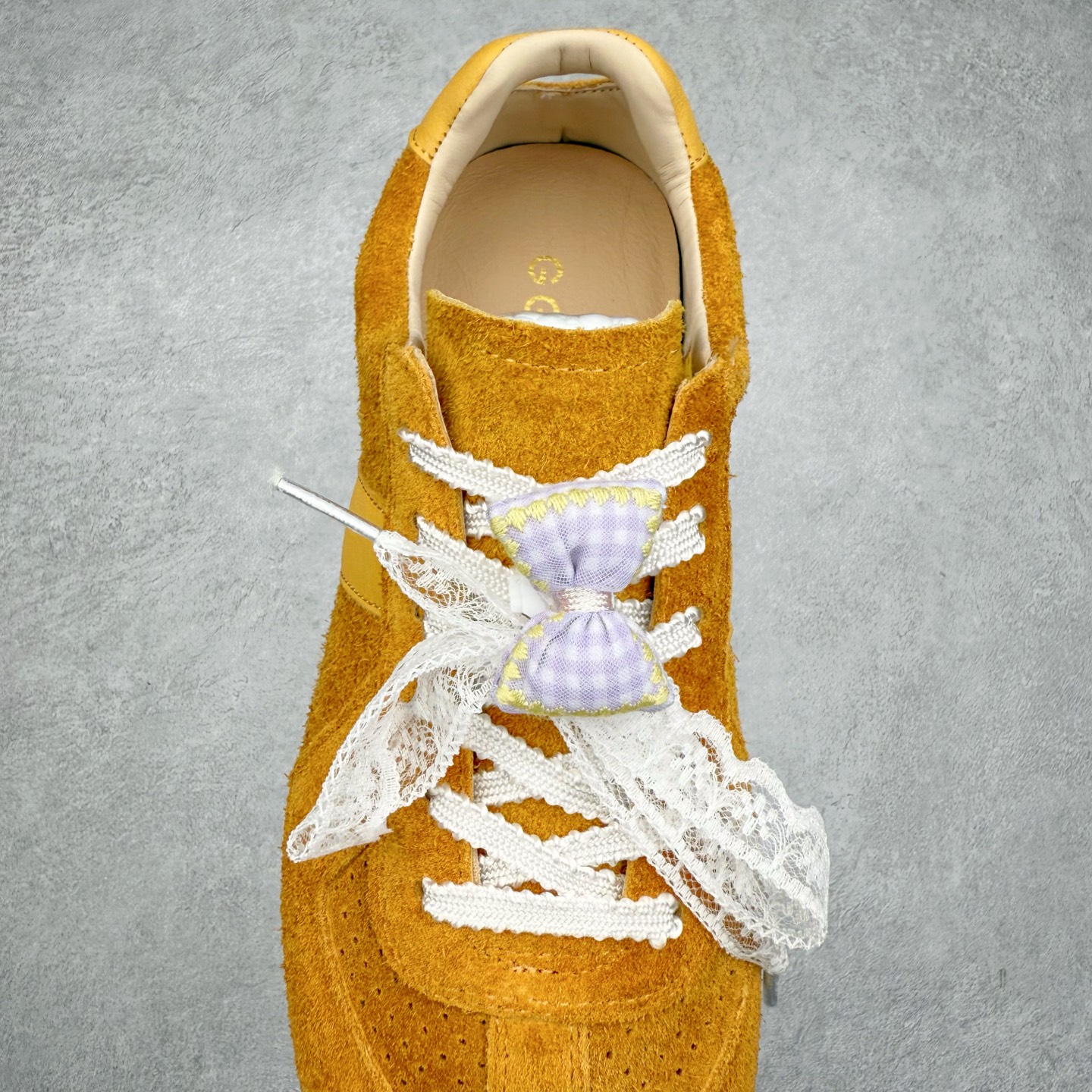 图片[5]-GG-CC 雷丝蝴蝶结德训鞋反绒牛皮2.0系列阿甘复古风芭蕾舞鞋薄底百搭休闲运动鞋系列 广东大厂品质 25ss春季新款 釆用今年最流行的#缎带蝴蝶结鞋扣装饰 全手工拉帮工艺成型 反绒牛皮拼接鞋面材质 鞋身原装高密度磨砂牛皮面料,极好柔软透气效果 双春日踏青舒适度和少女感 GGCC德训鞋界的白月光🌙 长时间走路和站立都不累脚 不管怎么搭配都好看 尺码：35 36 37 38 39 40-选品中心