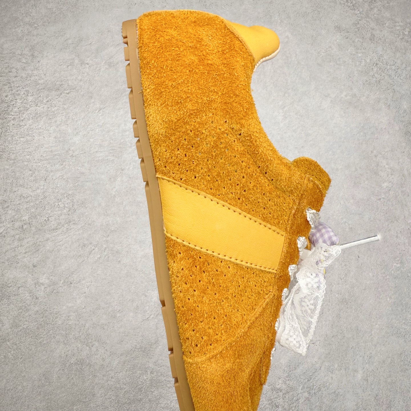 图片[6]-GG-CC 雷丝蝴蝶结德训鞋反绒牛皮2.0系列阿甘复古风芭蕾舞鞋薄底百搭休闲运动鞋系列 广东大厂品质 25ss春季新款 釆用今年最流行的#缎带蝴蝶结鞋扣装饰 全手工拉帮工艺成型 反绒牛皮拼接鞋面材质 鞋身原装高密度磨砂牛皮面料,极好柔软透气效果 双春日踏青舒适度和少女感 GGCC德训鞋界的白月光🌙 长时间走路和站立都不累脚 不管怎么搭配都好看 尺码：35 36 37 38 39 40-选品中心