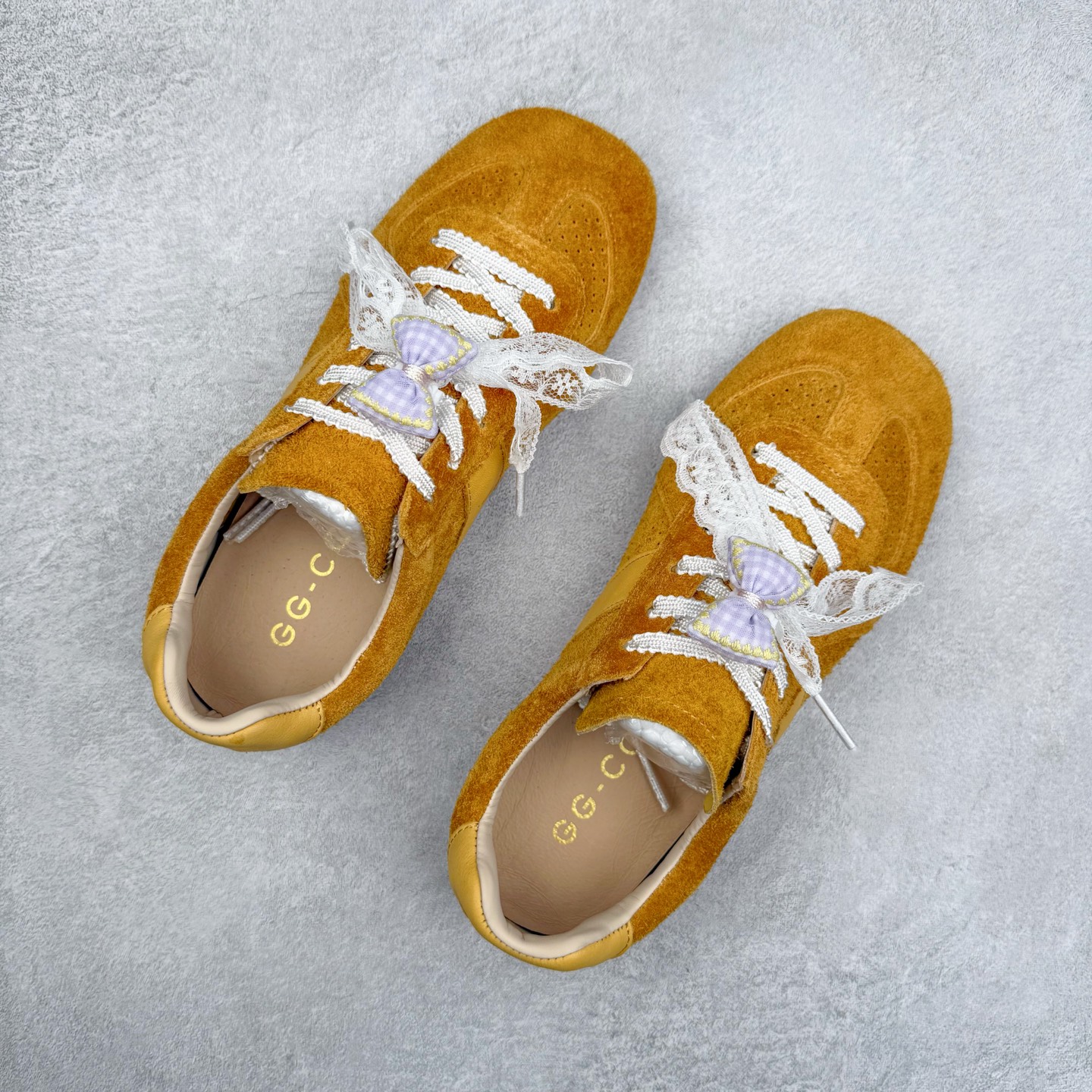 图片[3]-GG-CC 雷丝蝴蝶结德训鞋反绒牛皮2.0系列阿甘复古风芭蕾舞鞋薄底百搭休闲运动鞋系列 广东大厂品质 25ss春季新款 釆用今年最流行的#缎带蝴蝶结鞋扣装饰 全手工拉帮工艺成型 反绒牛皮拼接鞋面材质 鞋身原装高密度磨砂牛皮面料,极好柔软透气效果 双春日踏青舒适度和少女感 GGCC德训鞋界的白月光🌙 长时间走路和站立都不累脚 不管怎么搭配都好看 尺码：35 36 37 38 39 40-选品中心