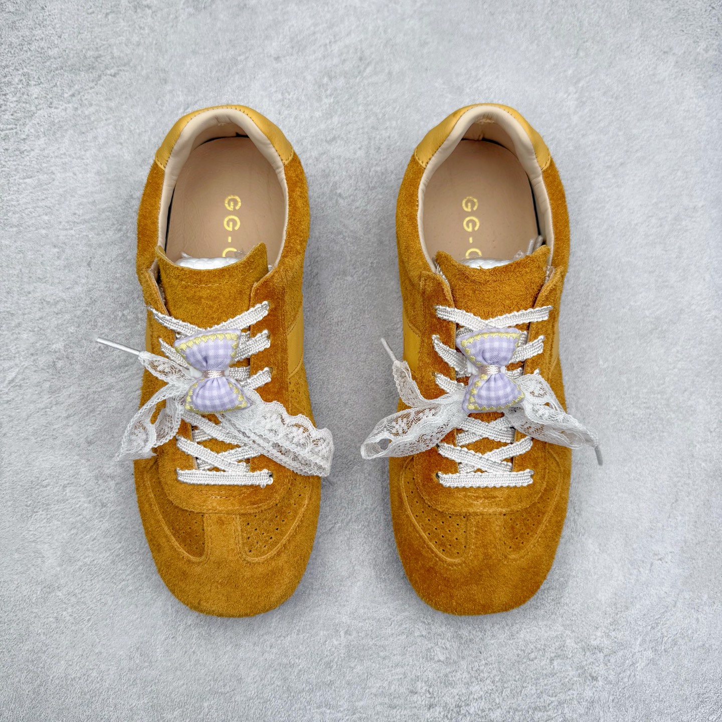 图片[2]-GG-CC 雷丝蝴蝶结德训鞋反绒牛皮2.0系列阿甘复古风芭蕾舞鞋薄底百搭休闲运动鞋系列 广东大厂品质 25ss春季新款 釆用今年最流行的#缎带蝴蝶结鞋扣装饰 全手工拉帮工艺成型 反绒牛皮拼接鞋面材质 鞋身原装高密度磨砂牛皮面料,极好柔软透气效果 双春日踏青舒适度和少女感 GGCC德训鞋界的白月光🌙 长时间走路和站立都不累脚 不管怎么搭配都好看 尺码：35 36 37 38 39 40-选品中心