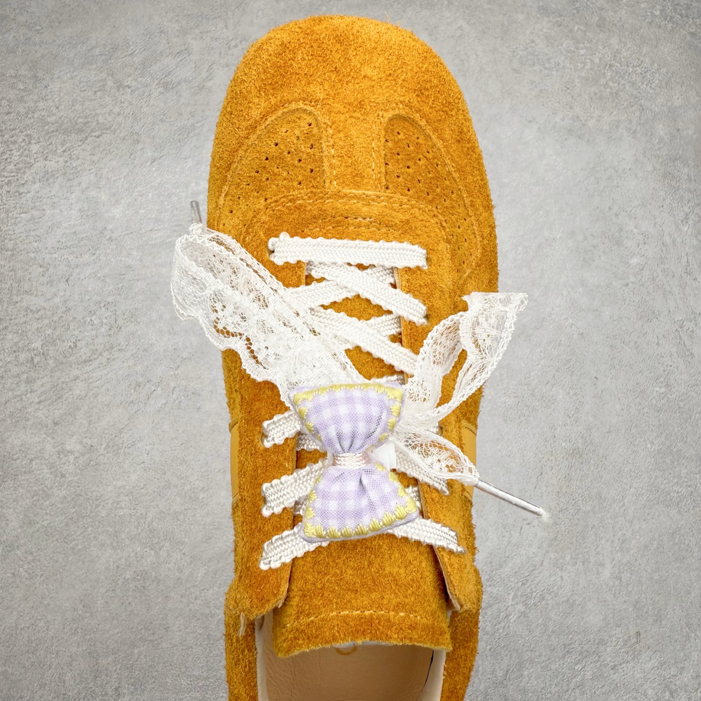 图片[4]-GG-CC 雷丝蝴蝶结德训鞋反绒牛皮2.0系列阿甘复古风芭蕾舞鞋薄底百搭休闲运动鞋系列 广东大厂品质 25ss春季新款 釆用今年最流行的#缎带蝴蝶结鞋扣装饰 全手工拉帮工艺成型 反绒牛皮拼接鞋面材质 鞋身原装高密度磨砂牛皮面料,极好柔软透气效果 双春日踏青舒适度和少女感 GGCC德训鞋界的白月光🌙 长时间走路和站立都不累脚 不管怎么搭配都好看 尺码：35 36 37 38 39 40-选品中心