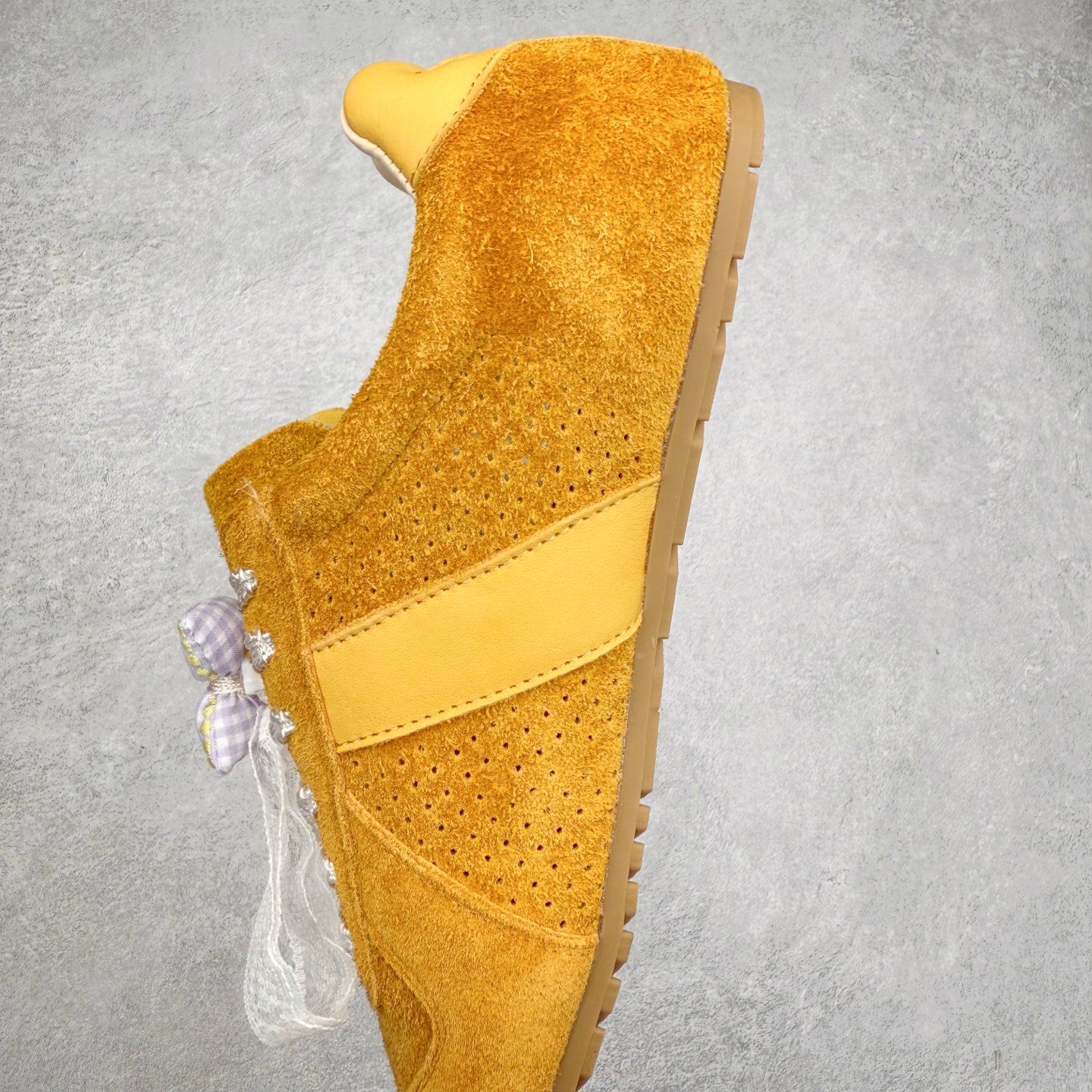 图片[7]-GG-CC 雷丝蝴蝶结德训鞋反绒牛皮2.0系列阿甘复古风芭蕾舞鞋薄底百搭休闲运动鞋系列 广东大厂品质 25ss春季新款 釆用今年最流行的#缎带蝴蝶结鞋扣装饰 全手工拉帮工艺成型 反绒牛皮拼接鞋面材质 鞋身原装高密度磨砂牛皮面料,极好柔软透气效果 双春日踏青舒适度和少女感 GGCC德训鞋界的白月光🌙 长时间走路和站立都不累脚 不管怎么搭配都好看 尺码：35 36 37 38 39 40-选品中心