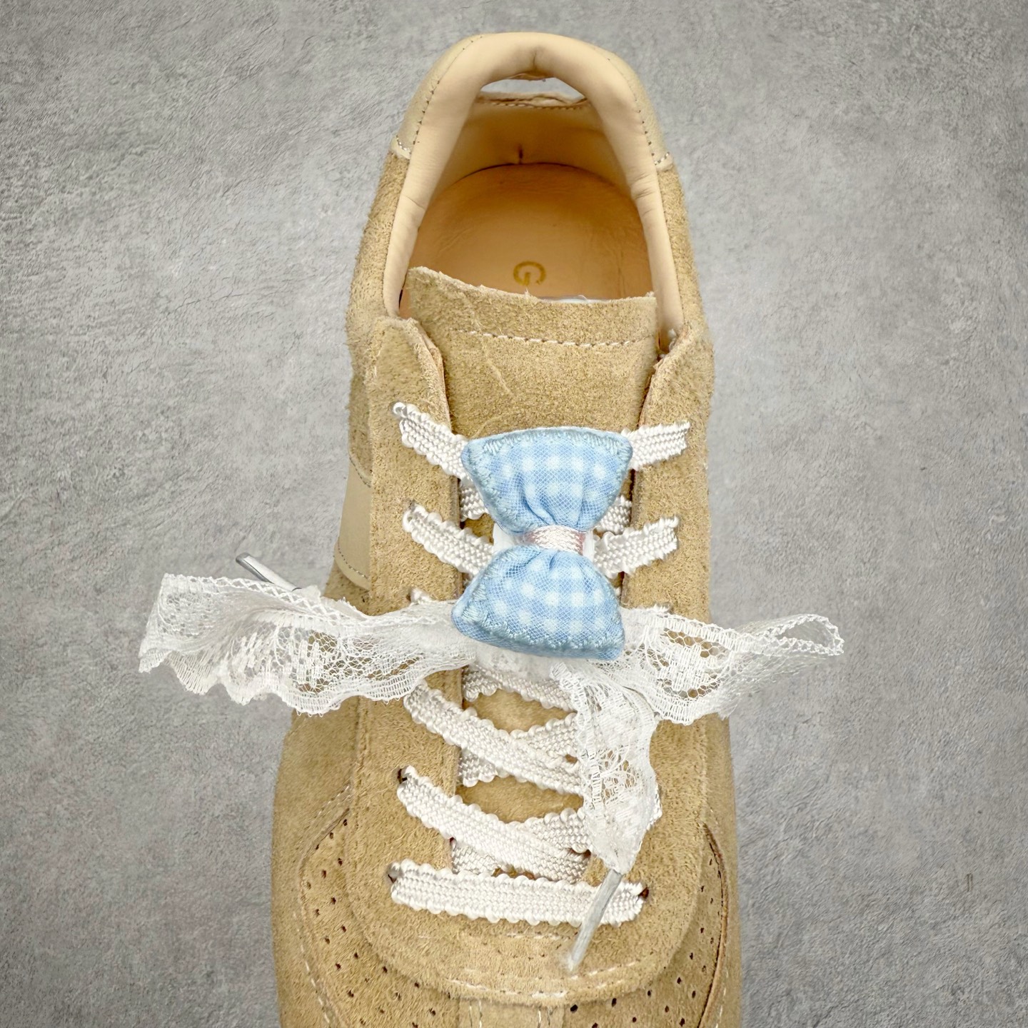 图片[5]-GG-CC 雷丝蝴蝶结德训鞋反绒牛皮2.0系列阿甘复古风芭蕾舞鞋薄底百搭休闲运动鞋系列 广东大厂品质 25ss春季新款 釆用今年最流行的#缎带蝴蝶结鞋扣装饰 全手工拉帮工艺成型 反绒牛皮拼接鞋面材质 鞋身原装高密度磨砂牛皮面料,极好柔软透气效果 双春日踏青舒适度和少女感 GGCC德训鞋界的白月光🌙 长时间走路和站立都不累脚 不管怎么搭配都好看 尺码：35 36 37 38 39 40-选品中心