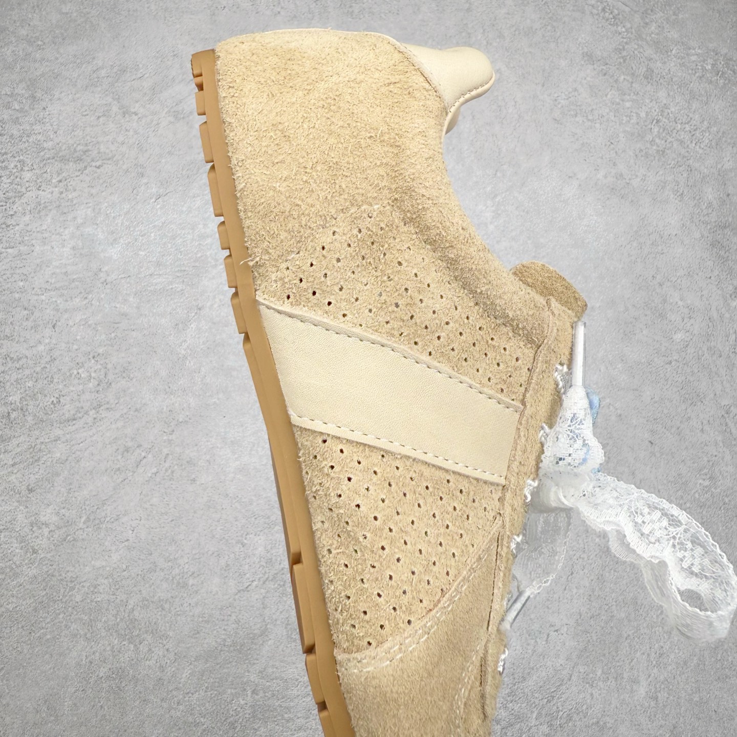 图片[6]-GG-CC 雷丝蝴蝶结德训鞋反绒牛皮2.0系列阿甘复古风芭蕾舞鞋薄底百搭休闲运动鞋系列 广东大厂品质 25ss春季新款 釆用今年最流行的#缎带蝴蝶结鞋扣装饰 全手工拉帮工艺成型 反绒牛皮拼接鞋面材质 鞋身原装高密度磨砂牛皮面料,极好柔软透气效果 双春日踏青舒适度和少女感 GGCC德训鞋界的白月光🌙 长时间走路和站立都不累脚 不管怎么搭配都好看 尺码：35 36 37 38 39 40-选品中心