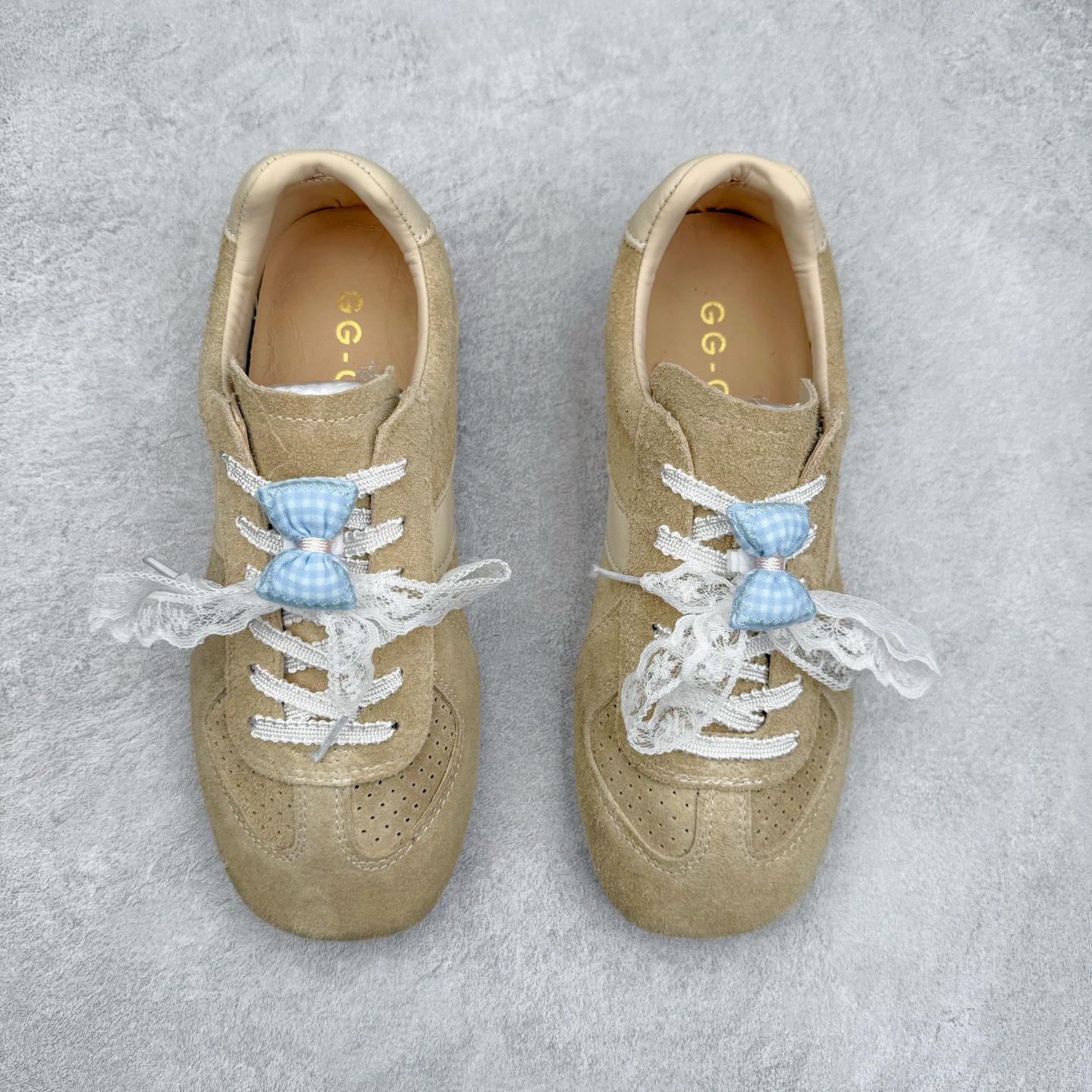 图片[2]-GG-CC 雷丝蝴蝶结德训鞋反绒牛皮2.0系列阿甘复古风芭蕾舞鞋薄底百搭休闲运动鞋系列 广东大厂品质 25ss春季新款 釆用今年最流行的#缎带蝴蝶结鞋扣装饰 全手工拉帮工艺成型 反绒牛皮拼接鞋面材质 鞋身原装高密度磨砂牛皮面料,极好柔软透气效果 双春日踏青舒适度和少女感 GGCC德训鞋界的白月光🌙 长时间走路和站立都不累脚 不管怎么搭配都好看 尺码：35 36 37 38 39 40-选品中心