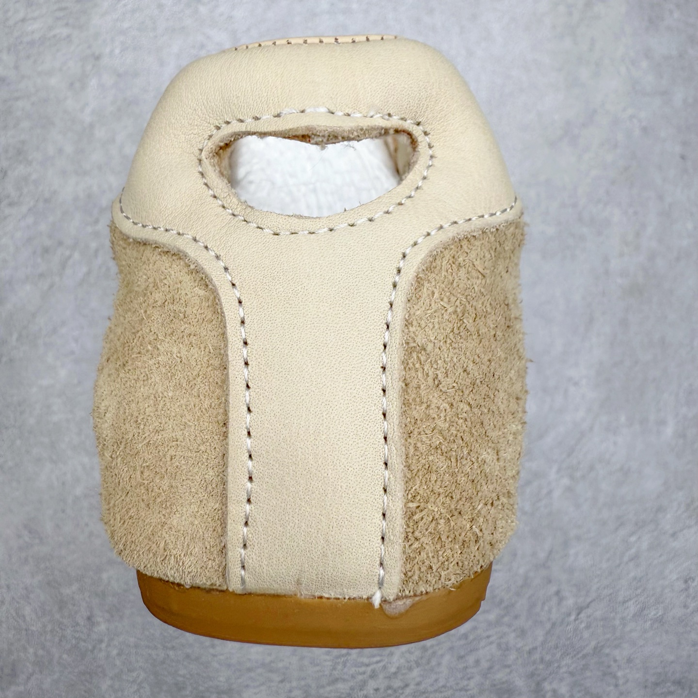 图片[8]-GG-CC 雷丝蝴蝶结德训鞋反绒牛皮2.0系列阿甘复古风芭蕾舞鞋薄底百搭休闲运动鞋系列 广东大厂品质 25ss春季新款 釆用今年最流行的#缎带蝴蝶结鞋扣装饰 全手工拉帮工艺成型 反绒牛皮拼接鞋面材质 鞋身原装高密度磨砂牛皮面料,极好柔软透气效果 双春日踏青舒适度和少女感 GGCC德训鞋界的白月光🌙 长时间走路和站立都不累脚 不管怎么搭配都好看 尺码：35 36 37 38 39 40-选品中心