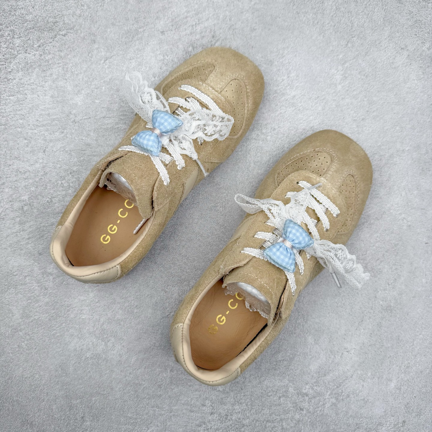 图片[3]-GG-CC 雷丝蝴蝶结德训鞋反绒牛皮2.0系列阿甘复古风芭蕾舞鞋薄底百搭休闲运动鞋系列 广东大厂品质 25ss春季新款 釆用今年最流行的#缎带蝴蝶结鞋扣装饰 全手工拉帮工艺成型 反绒牛皮拼接鞋面材质 鞋身原装高密度磨砂牛皮面料,极好柔软透气效果 双春日踏青舒适度和少女感 GGCC德训鞋界的白月光🌙 长时间走路和站立都不累脚 不管怎么搭配都好看 尺码：35 36 37 38 39 40-选品中心