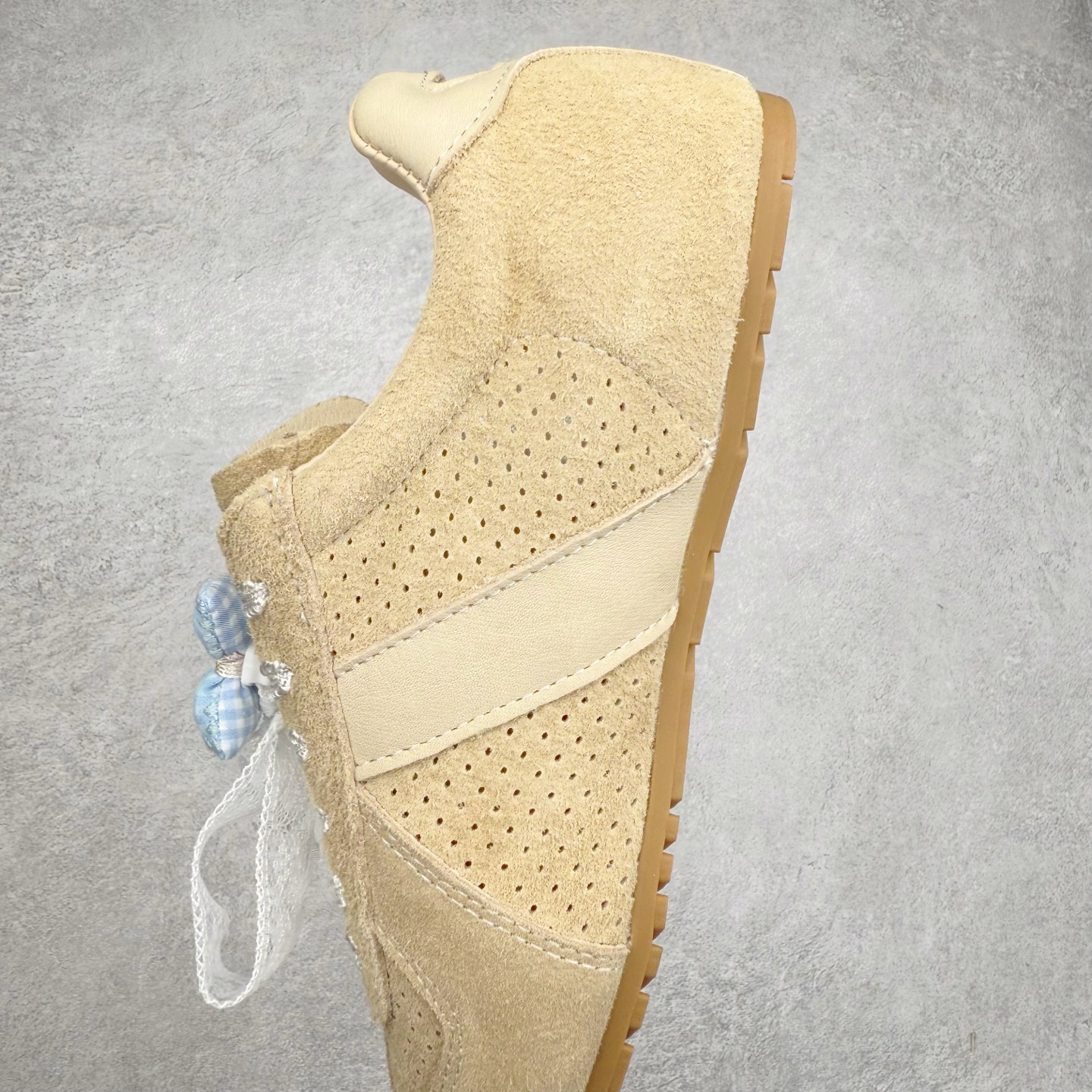 图片[7]-GG-CC 雷丝蝴蝶结德训鞋反绒牛皮2.0系列阿甘复古风芭蕾舞鞋薄底百搭休闲运动鞋系列 广东大厂品质 25ss春季新款 釆用今年最流行的#缎带蝴蝶结鞋扣装饰 全手工拉帮工艺成型 反绒牛皮拼接鞋面材质 鞋身原装高密度磨砂牛皮面料,极好柔软透气效果 双春日踏青舒适度和少女感 GGCC德训鞋界的白月光🌙 长时间走路和站立都不累脚 不管怎么搭配都好看 尺码：35 36 37 38 39 40-选品中心