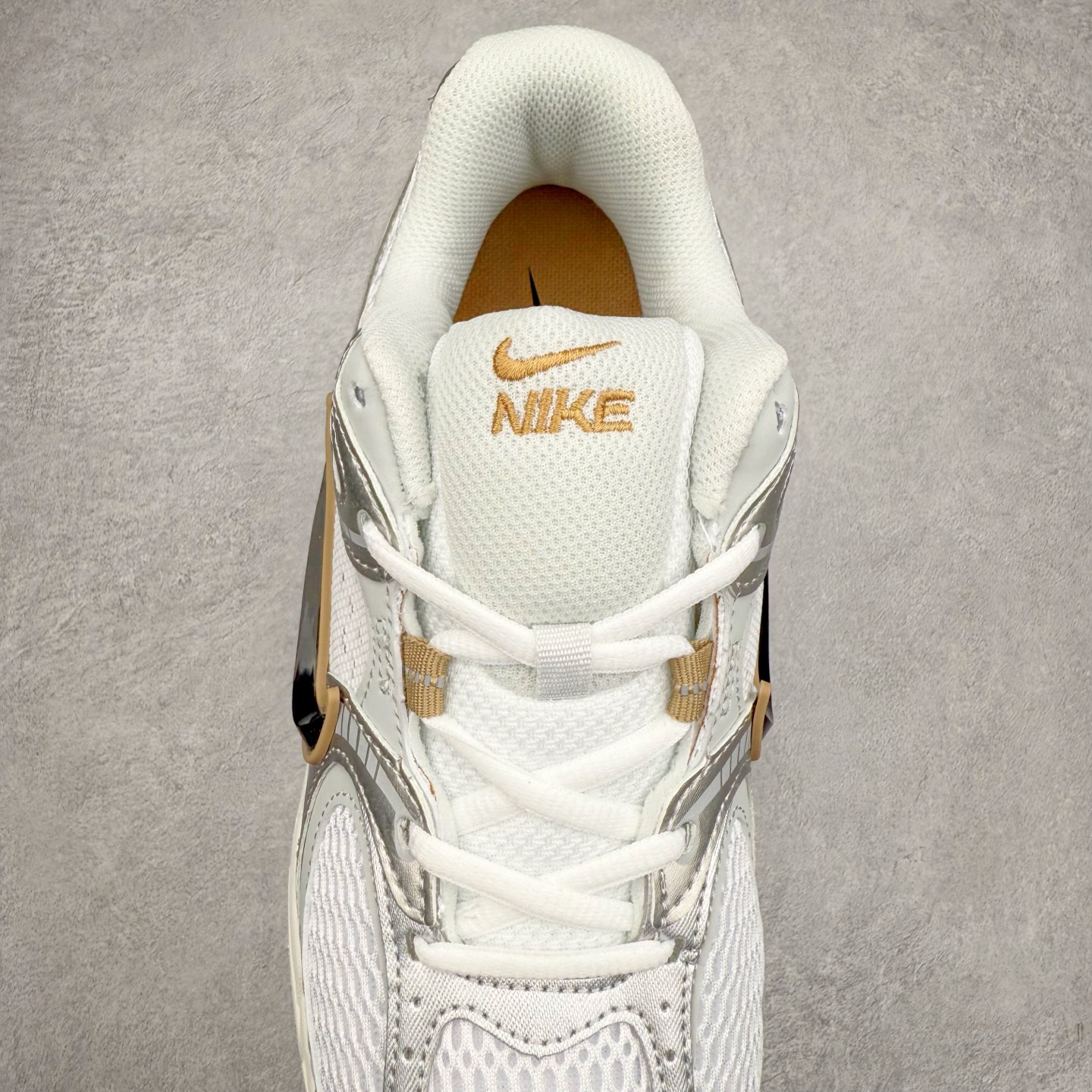 图片[5]-NK V5 RNR 舒适百搭防滑耐磨低帮跑步鞋 HJ5228-102 舒适有型适合日常穿着 该鞋款延续千禧年经典设计搭载泡绵中底 厚实而轻盈匠心细节巧搭立体耐克勾标志焕新演绎复古跑鞋 鞋款从千禧年美学汲取灵感 混搭多种材质突显层次感立体感和传统跑步风范 尺码：36 36.5 37.5 38 38.5 39 40 40.5 41 42 42.5 43 44 44.5 45-选品中心