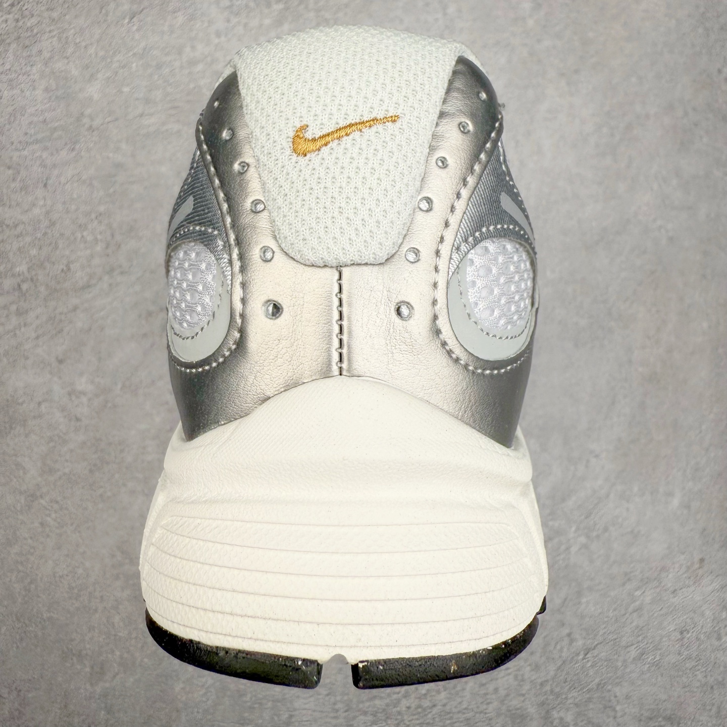 图片[8]-NK V5 RNR 舒适百搭防滑耐磨低帮跑步鞋 HJ5228-102 舒适有型适合日常穿着 该鞋款延续千禧年经典设计搭载泡绵中底 厚实而轻盈匠心细节巧搭立体耐克勾标志焕新演绎复古跑鞋 鞋款从千禧年美学汲取灵感 混搭多种材质突显层次感立体感和传统跑步风范 尺码：36 36.5 37.5 38 38.5 39 40 40.5 41 42 42.5 43 44 44.5 45-选品中心