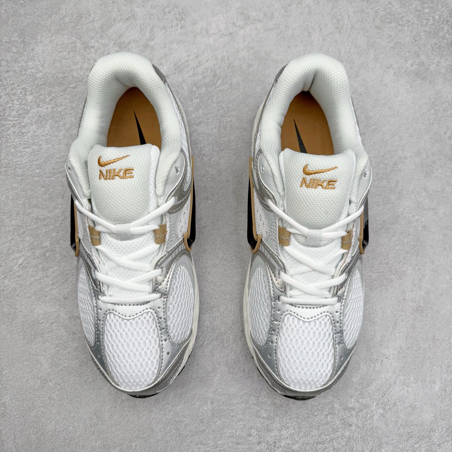 图片[2]-NK V5 RNR 舒适百搭防滑耐磨低帮跑步鞋 HJ5228-102 舒适有型适合日常穿着 该鞋款延续千禧年经典设计搭载泡绵中底 厚实而轻盈匠心细节巧搭立体耐克勾标志焕新演绎复古跑鞋 鞋款从千禧年美学汲取灵感 混搭多种材质突显层次感立体感和传统跑步风范 尺码：36 36.5 37.5 38 38.5 39 40 40.5 41 42 42.5 43 44 44.5 45-选品中心