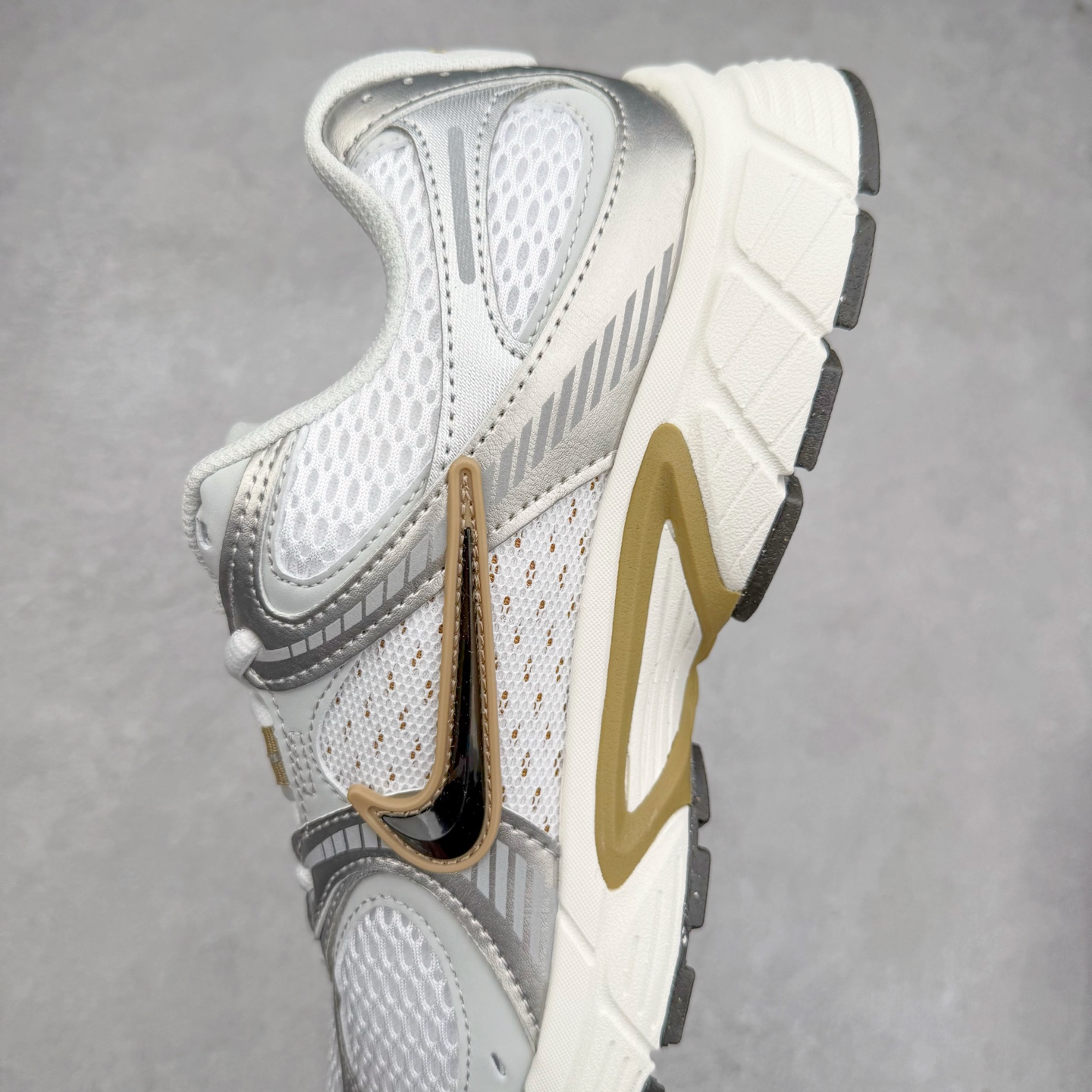 图片[7]-NK V5 RNR 舒适百搭防滑耐磨低帮跑步鞋 HJ5228-102 舒适有型适合日常穿着 该鞋款延续千禧年经典设计搭载泡绵中底 厚实而轻盈匠心细节巧搭立体耐克勾标志焕新演绎复古跑鞋 鞋款从千禧年美学汲取灵感 混搭多种材质突显层次感立体感和传统跑步风范 尺码：36 36.5 37.5 38 38.5 39 40 40.5 41 42 42.5 43 44 44.5 45-选品中心