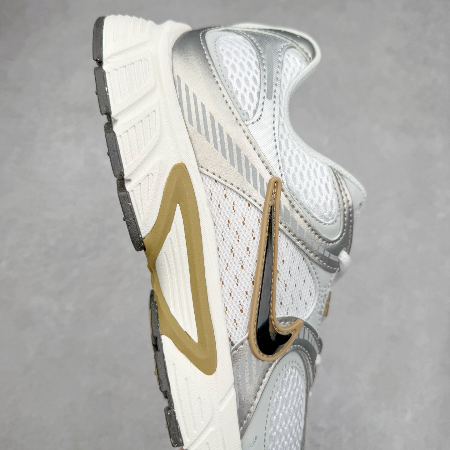 图片[6]-NK V5 RNR 舒适百搭防滑耐磨低帮跑步鞋 HJ5228-102 舒适有型适合日常穿着 该鞋款延续千禧年经典设计搭载泡绵中底 厚实而轻盈匠心细节巧搭立体耐克勾标志焕新演绎复古跑鞋 鞋款从千禧年美学汲取灵感 混搭多种材质突显层次感立体感和传统跑步风范 尺码：36 36.5 37.5 38 38.5 39 40 40.5 41 42 42.5 43 44 44.5 45-选品中心