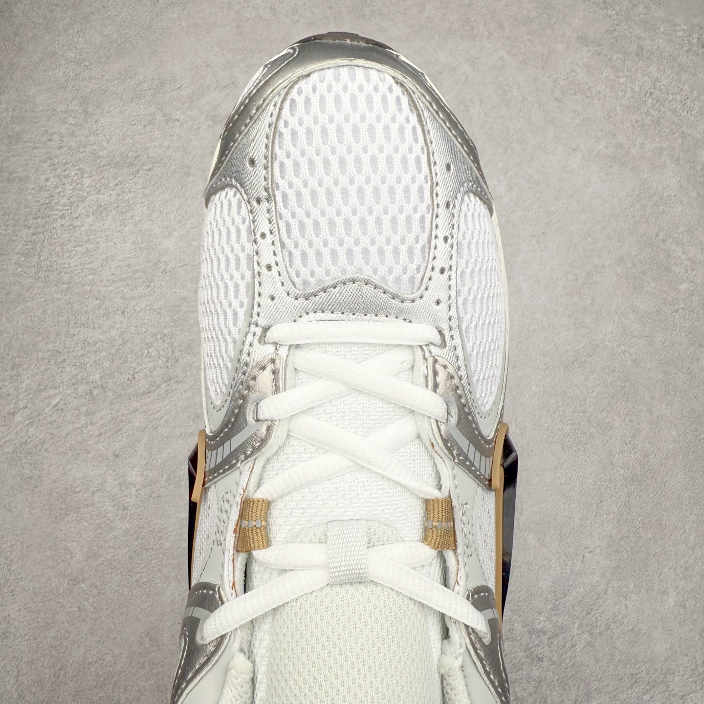 图片[4]-NK V5 RNR 舒适百搭防滑耐磨低帮跑步鞋 HJ5228-102 舒适有型适合日常穿着 该鞋款延续千禧年经典设计搭载泡绵中底 厚实而轻盈匠心细节巧搭立体耐克勾标志焕新演绎复古跑鞋 鞋款从千禧年美学汲取灵感 混搭多种材质突显层次感立体感和传统跑步风范 尺码：36 36.5 37.5 38 38.5 39 40 40.5 41 42 42.5 43 44 44.5 45-选品中心